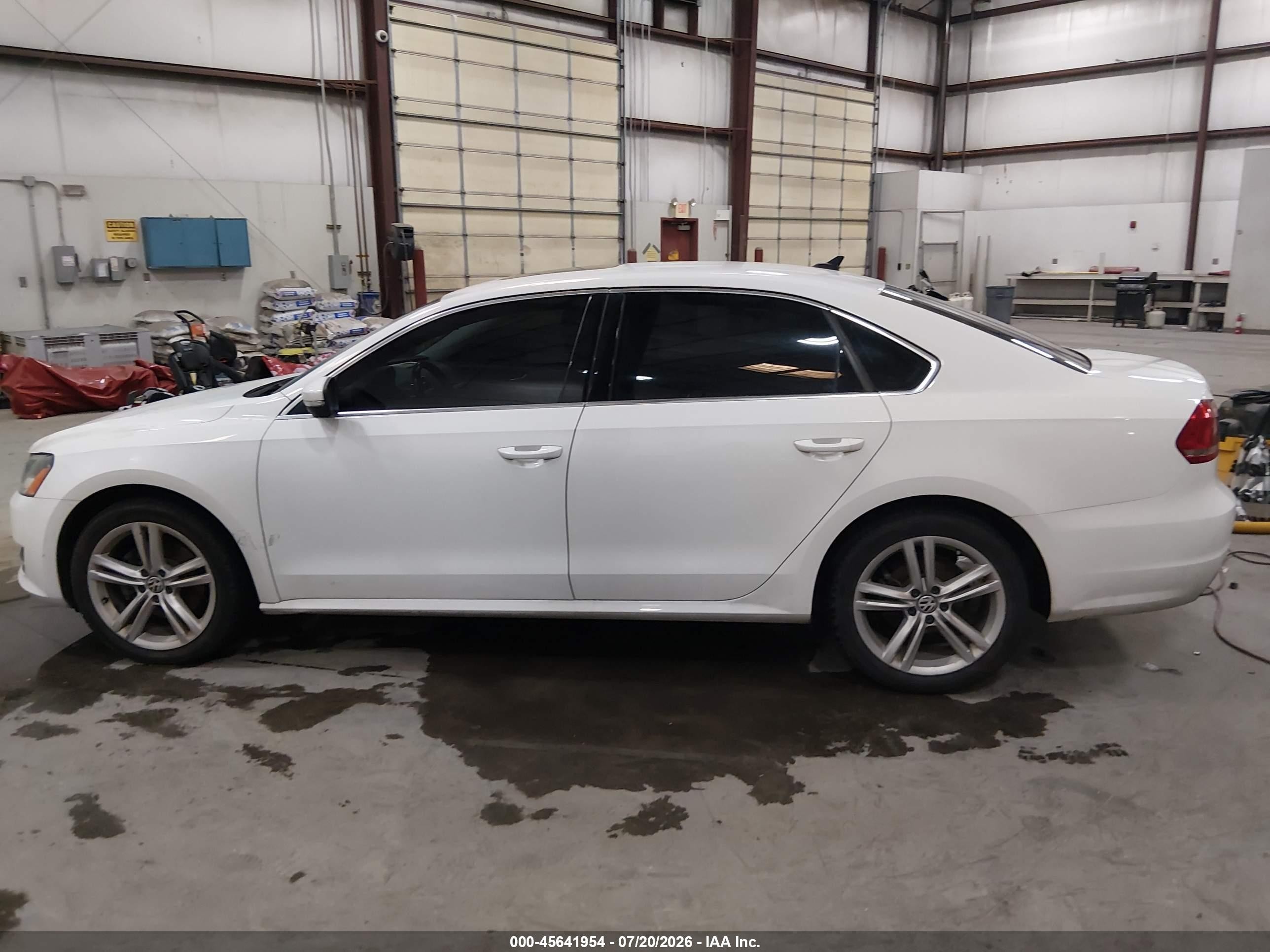 2015 Volkswagen Passat 2.0l Tdi Se White vin: 1VWBV7A35FC045466
