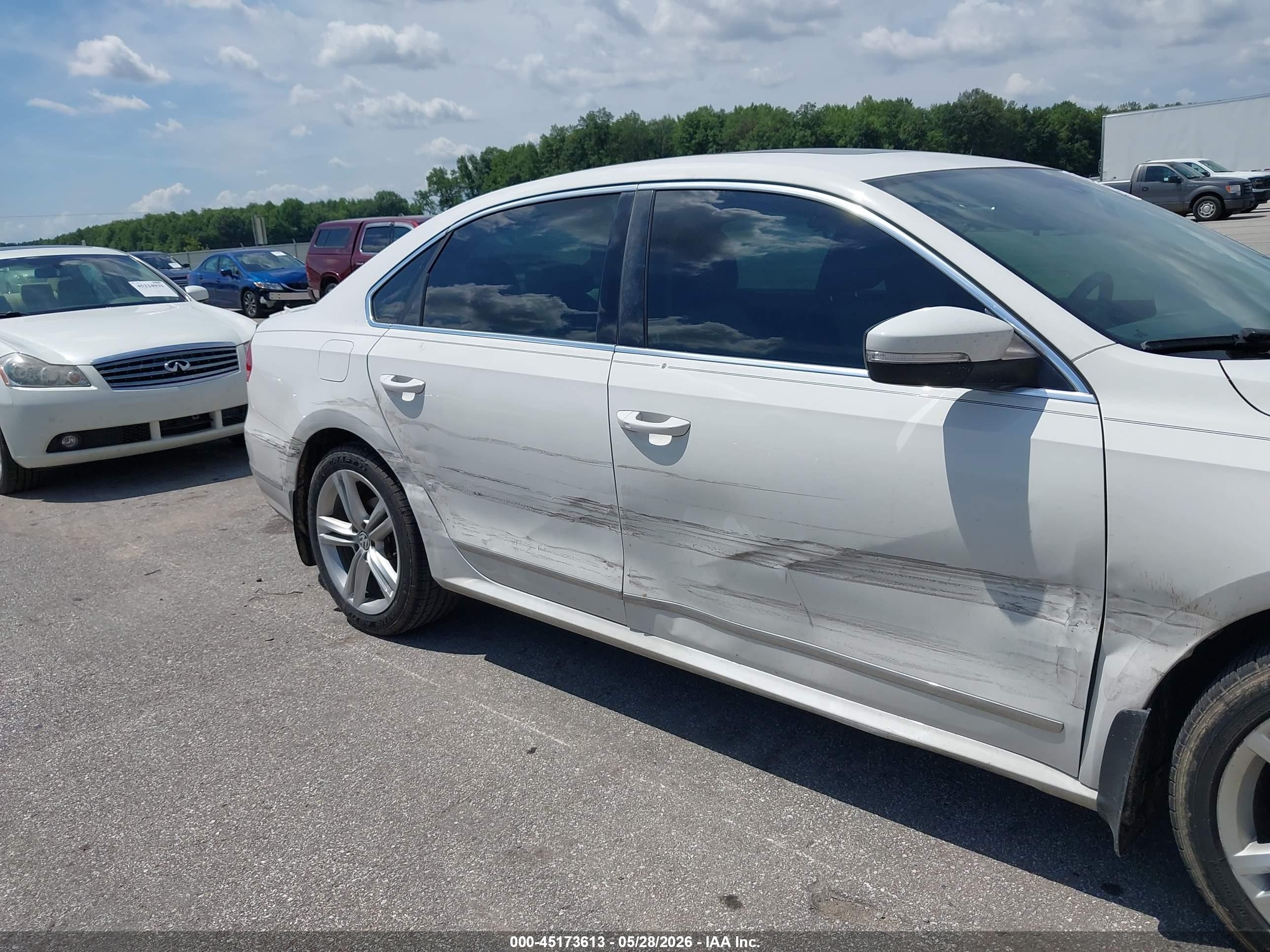 2015 Volkswagen Passat 2.0l Tdi Se White vin: 1VWBV7A35FC066320