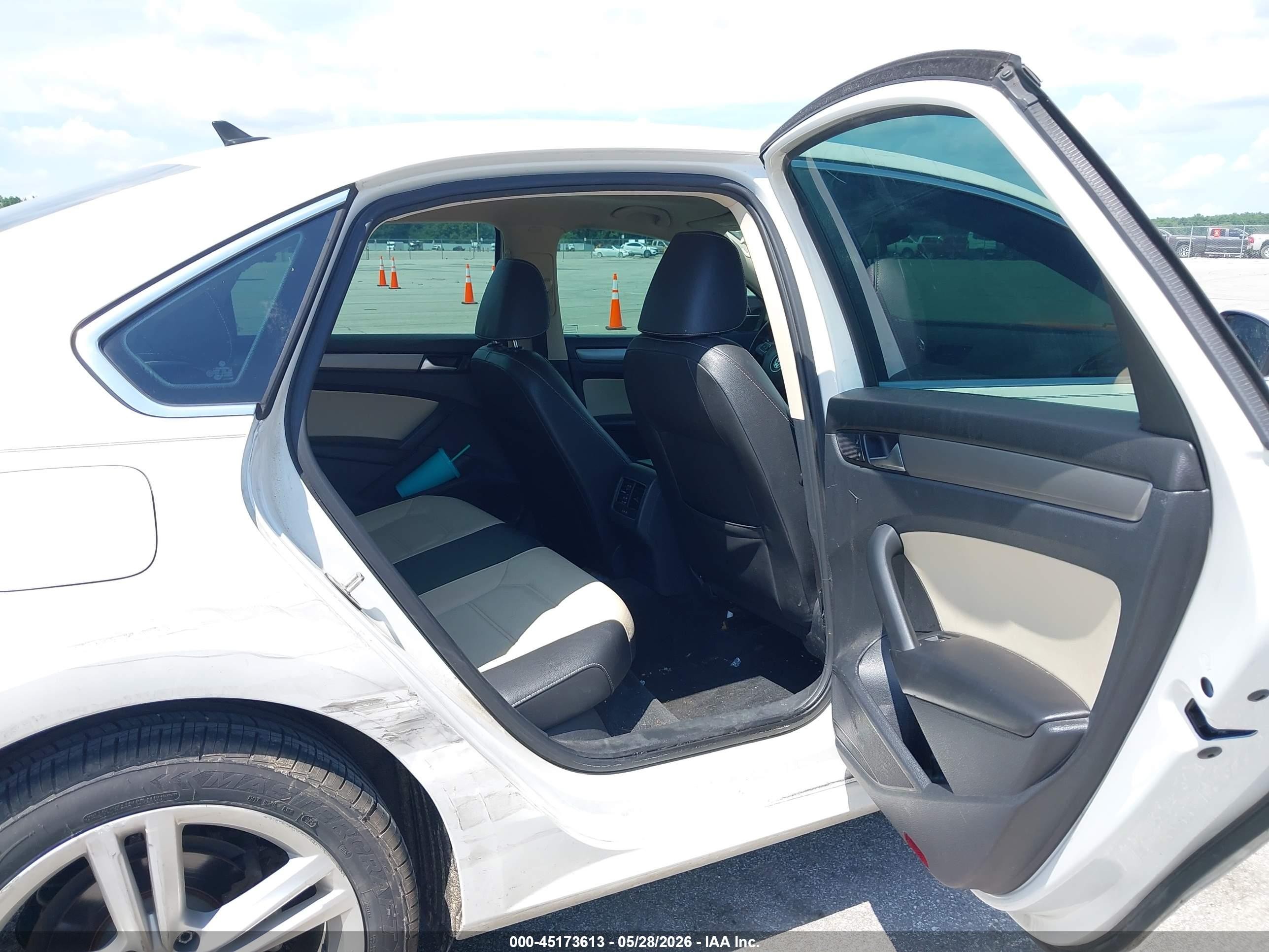 2015 Volkswagen Passat 2.0l Tdi Se White vin: 1VWBV7A35FC066320
