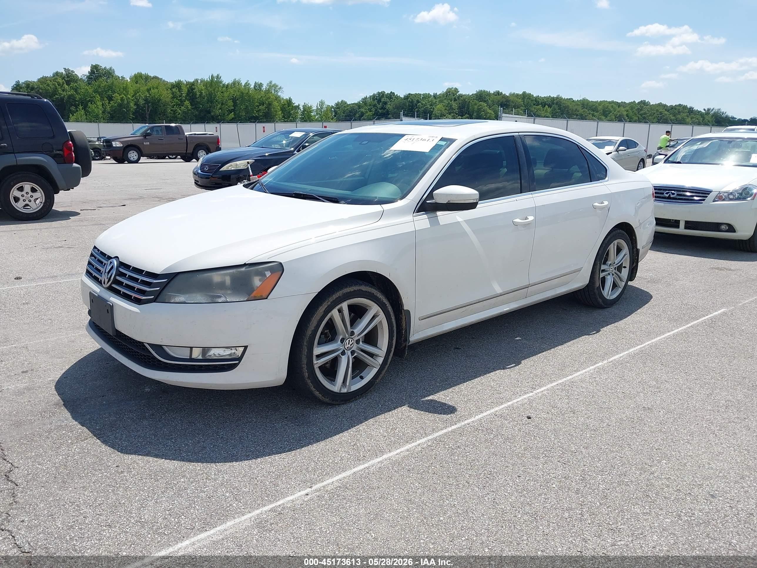 2015 Volkswagen Passat 2.0l Tdi Se White vin: 1VWBV7A35FC066320