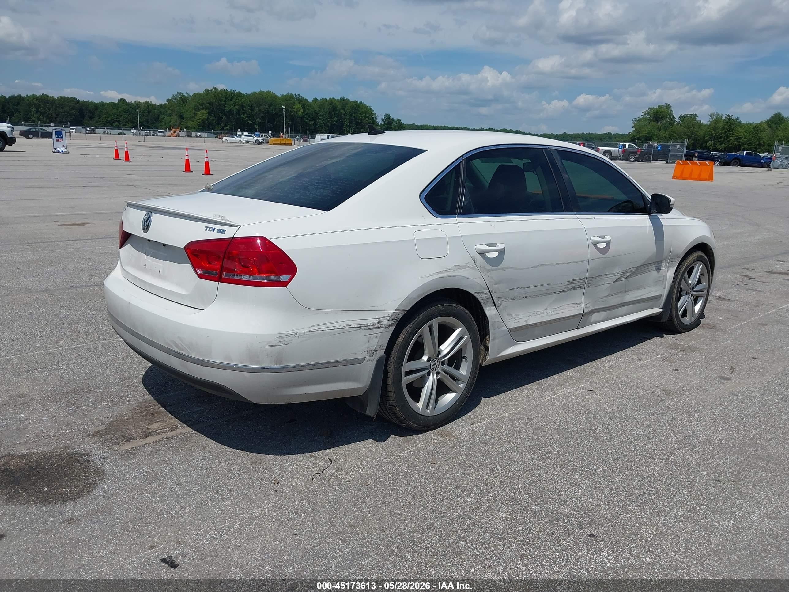 2015 Volkswagen Passat 2.0l Tdi Se White vin: 1VWBV7A35FC066320