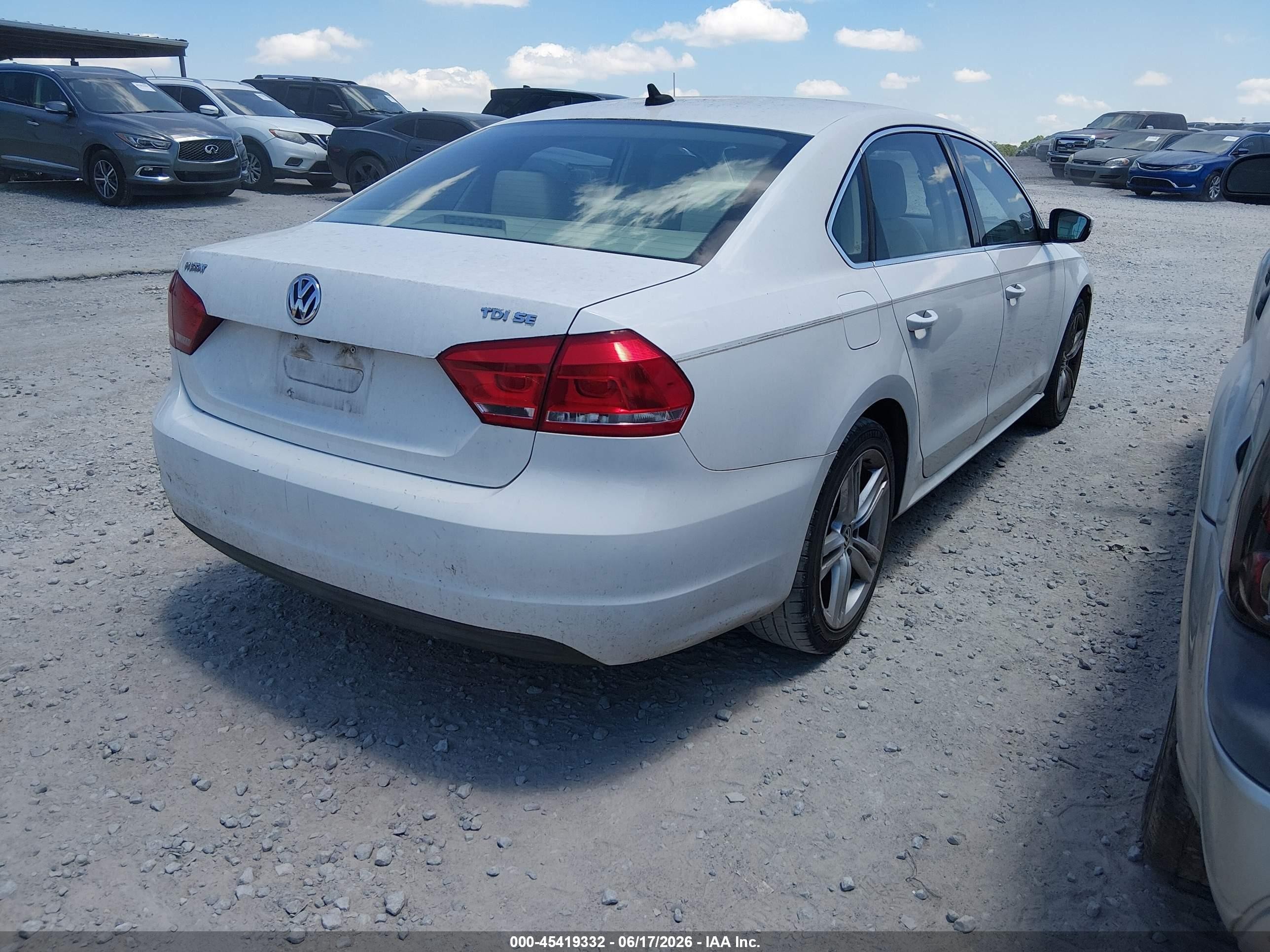 2015 Volkswagen Passat 2.0l Tdi Se White vin: 1VWBV7A36FC020057