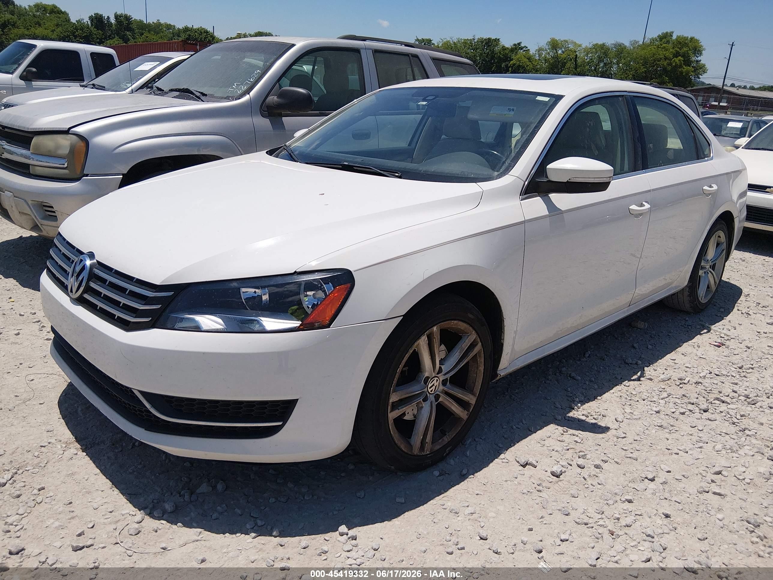 2015 Volkswagen Passat 2.0l Tdi Se White vin: 1VWBV7A36FC020057