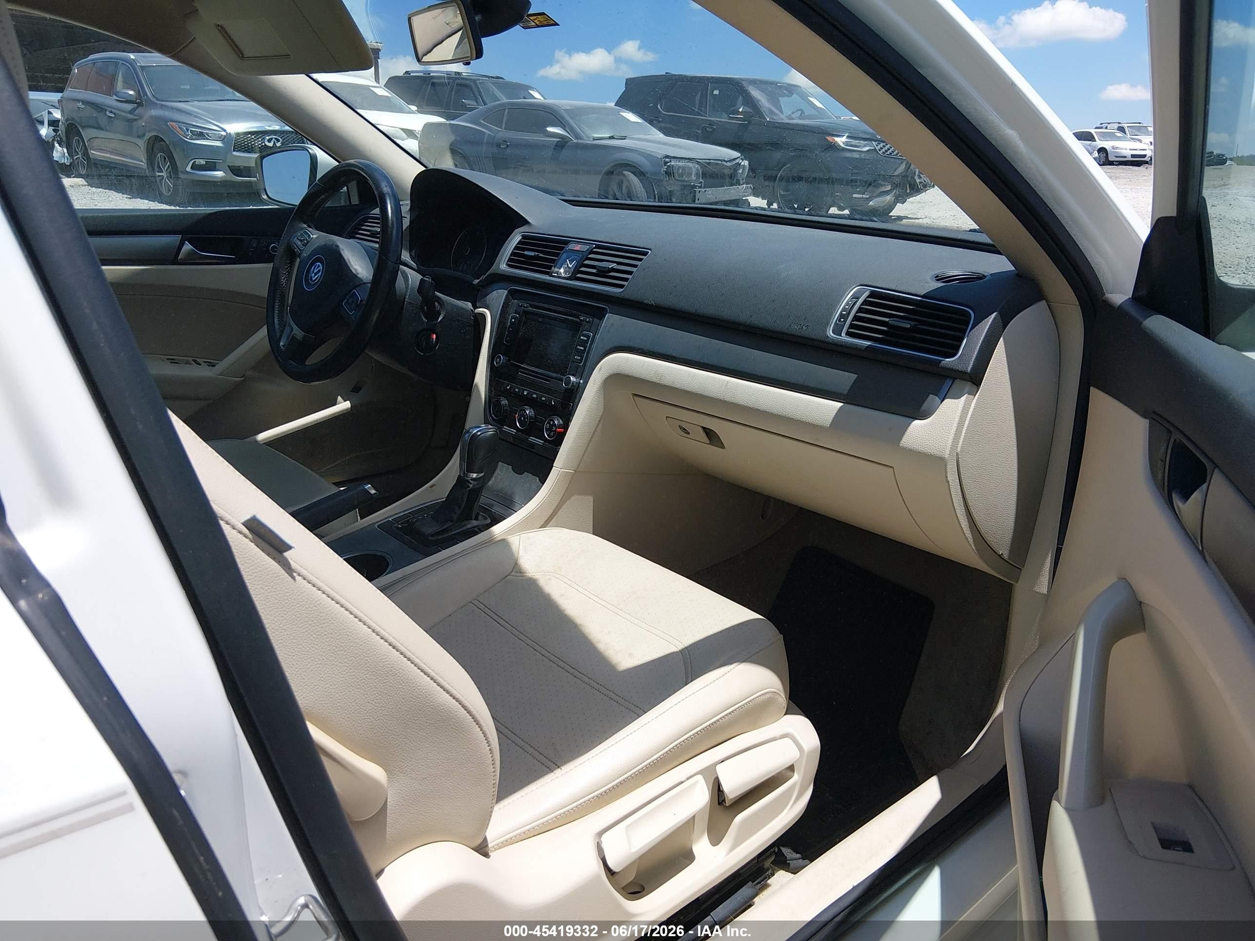 2015 Volkswagen Passat 2.0l Tdi Se White vin: 1VWBV7A36FC020057