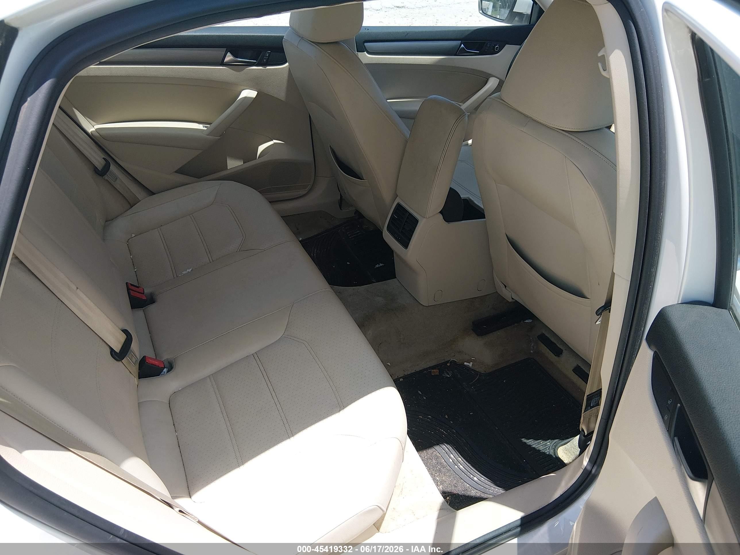 2015 Volkswagen Passat 2.0l Tdi Se White vin: 1VWBV7A36FC020057