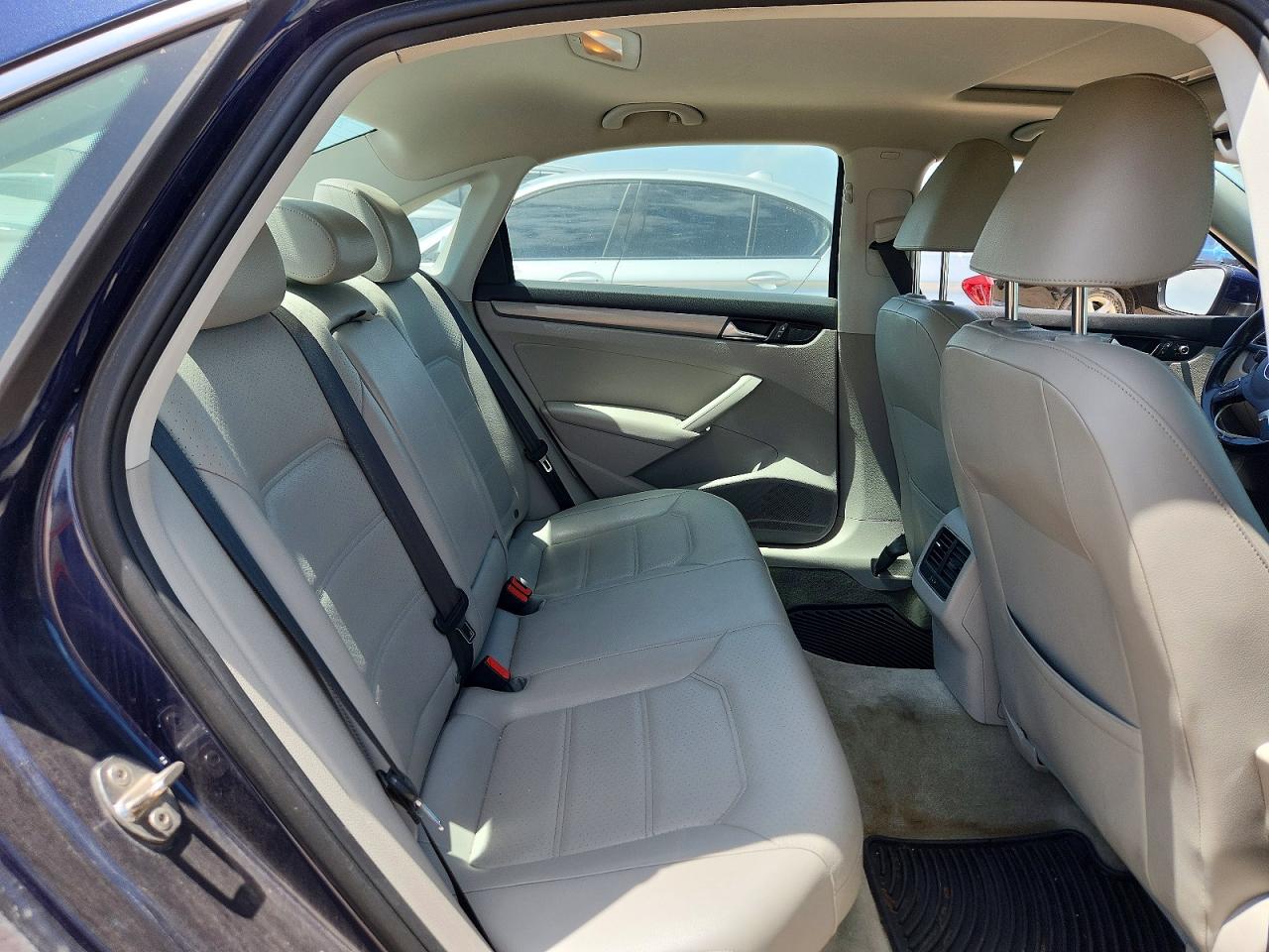 2015 Volkswagen Passat Se Blue vin: 1VWBV7A36FC046982