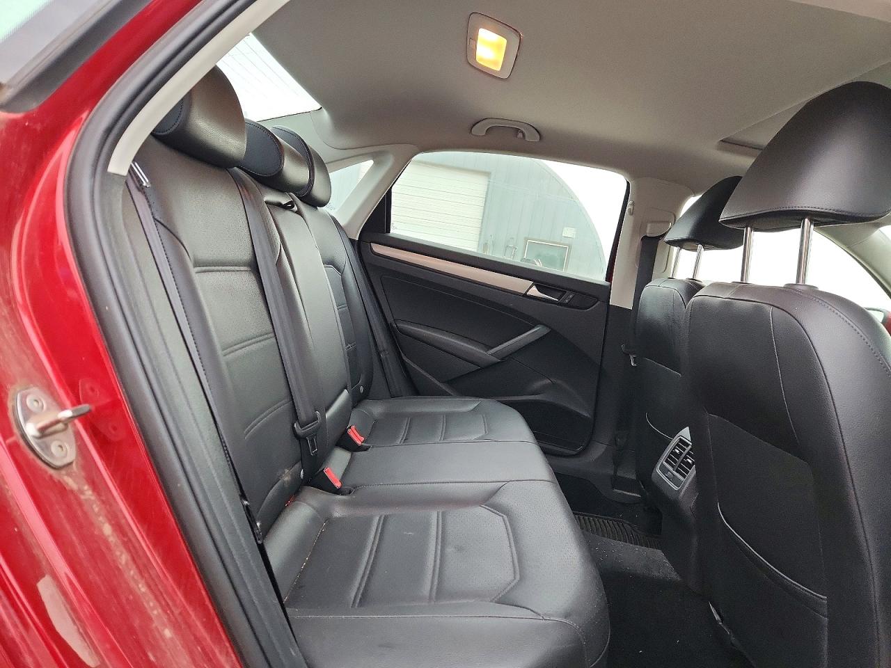 2015 Volkswagen Passat Se Red vin: 1VWBV7A37FC017541