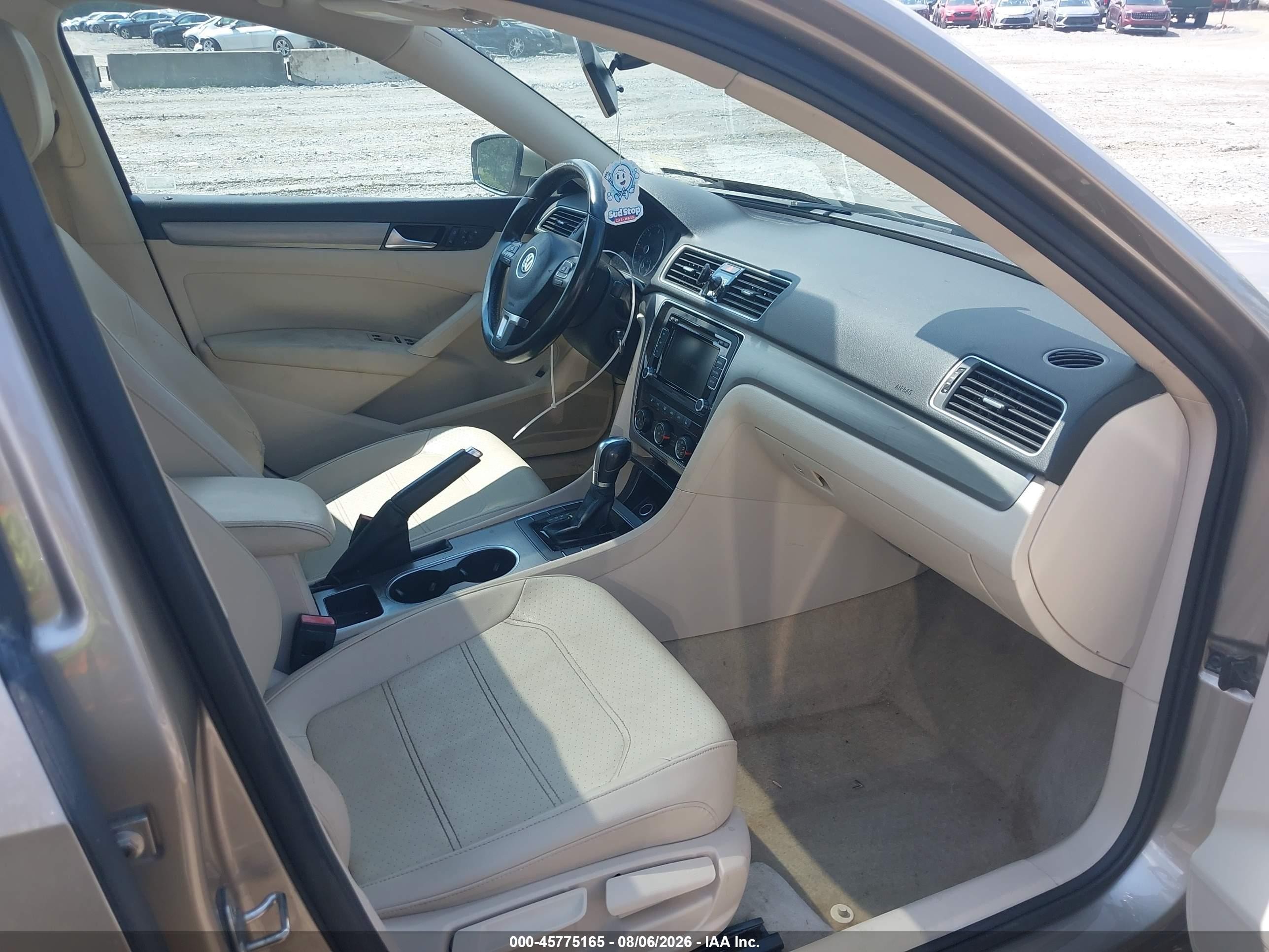 2015 Volkswagen Passat 2.0l Tdi Se Tan vin: 1VWBV7A37FC032539