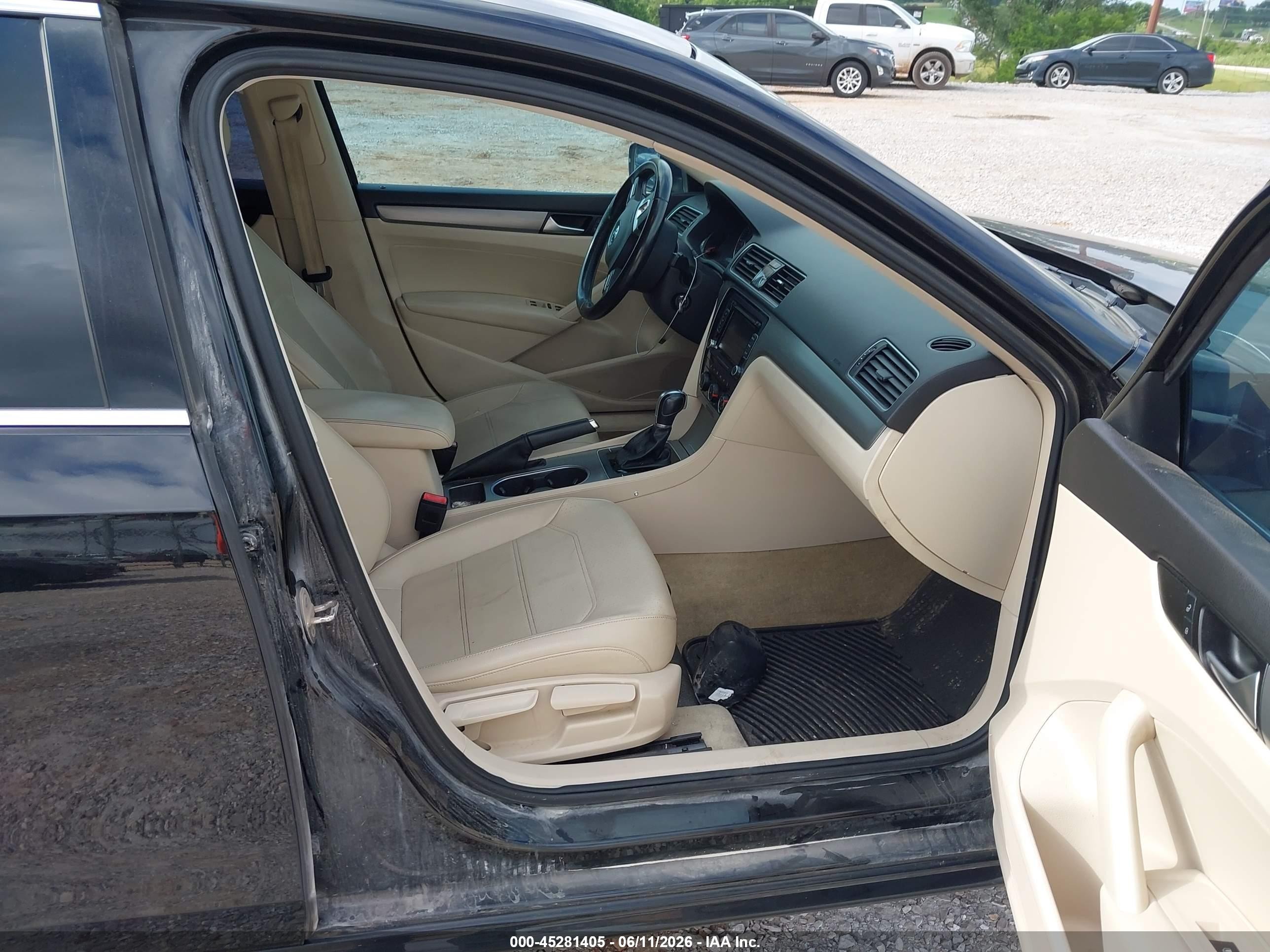 2015 Volkswagen Passat 2.0l Tdi Se Black vin: 1VWBV7A37FC094703