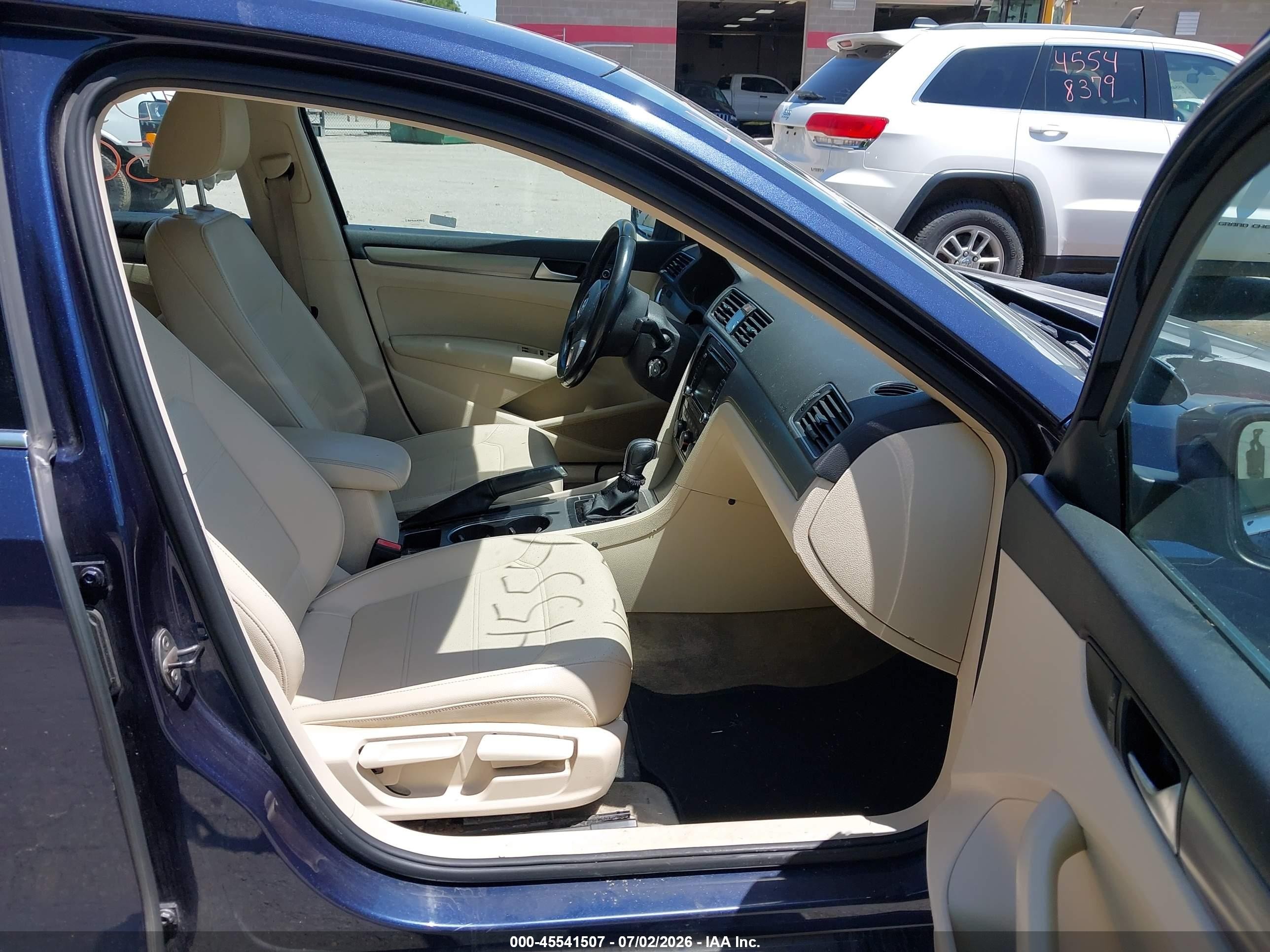 2015 Volkswagen Passat 2.0l Tdi Se Blue vin: 1VWBV7A38FC003857
