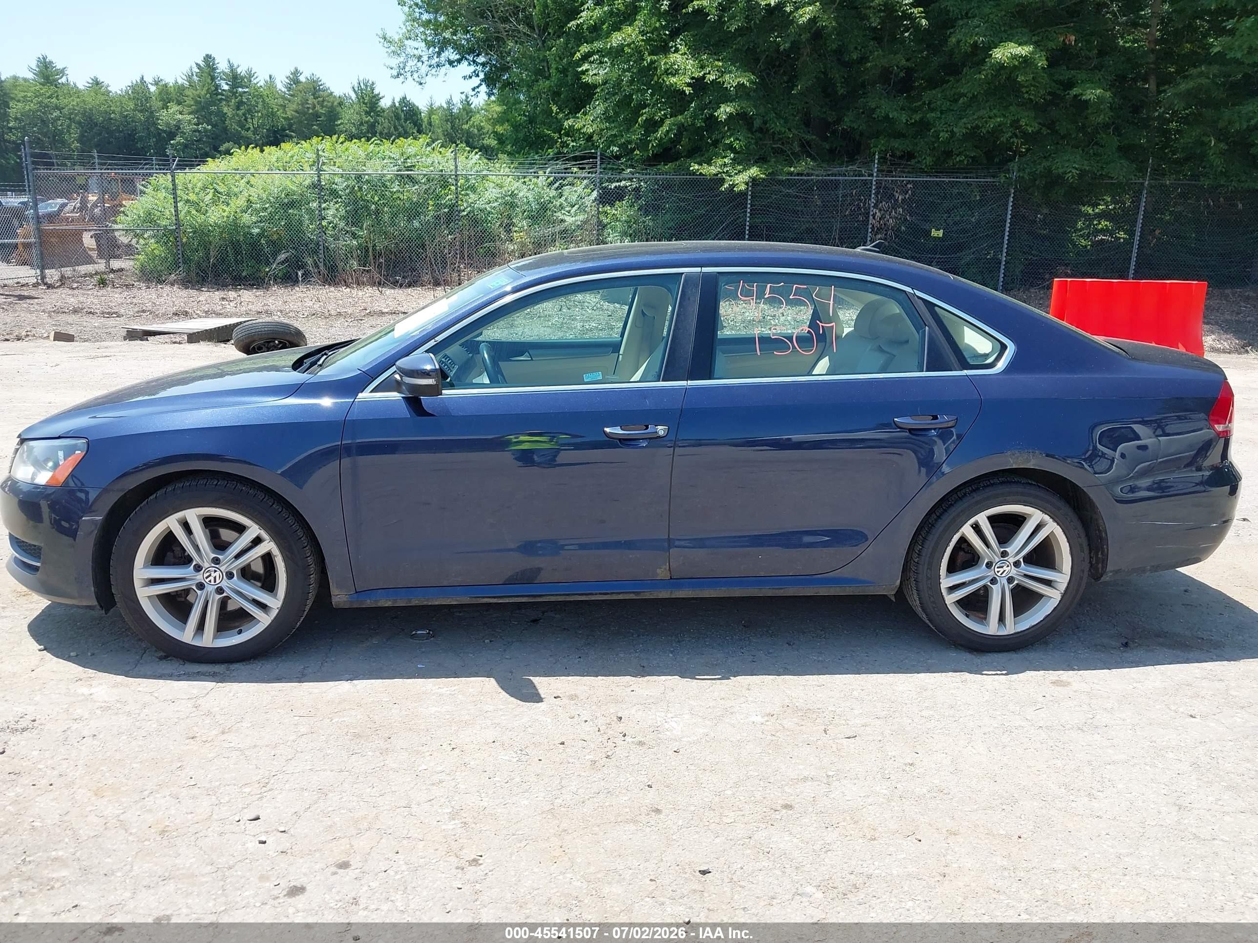 2015 Volkswagen Passat 2.0l Tdi Se Blue vin: 1VWBV7A38FC003857