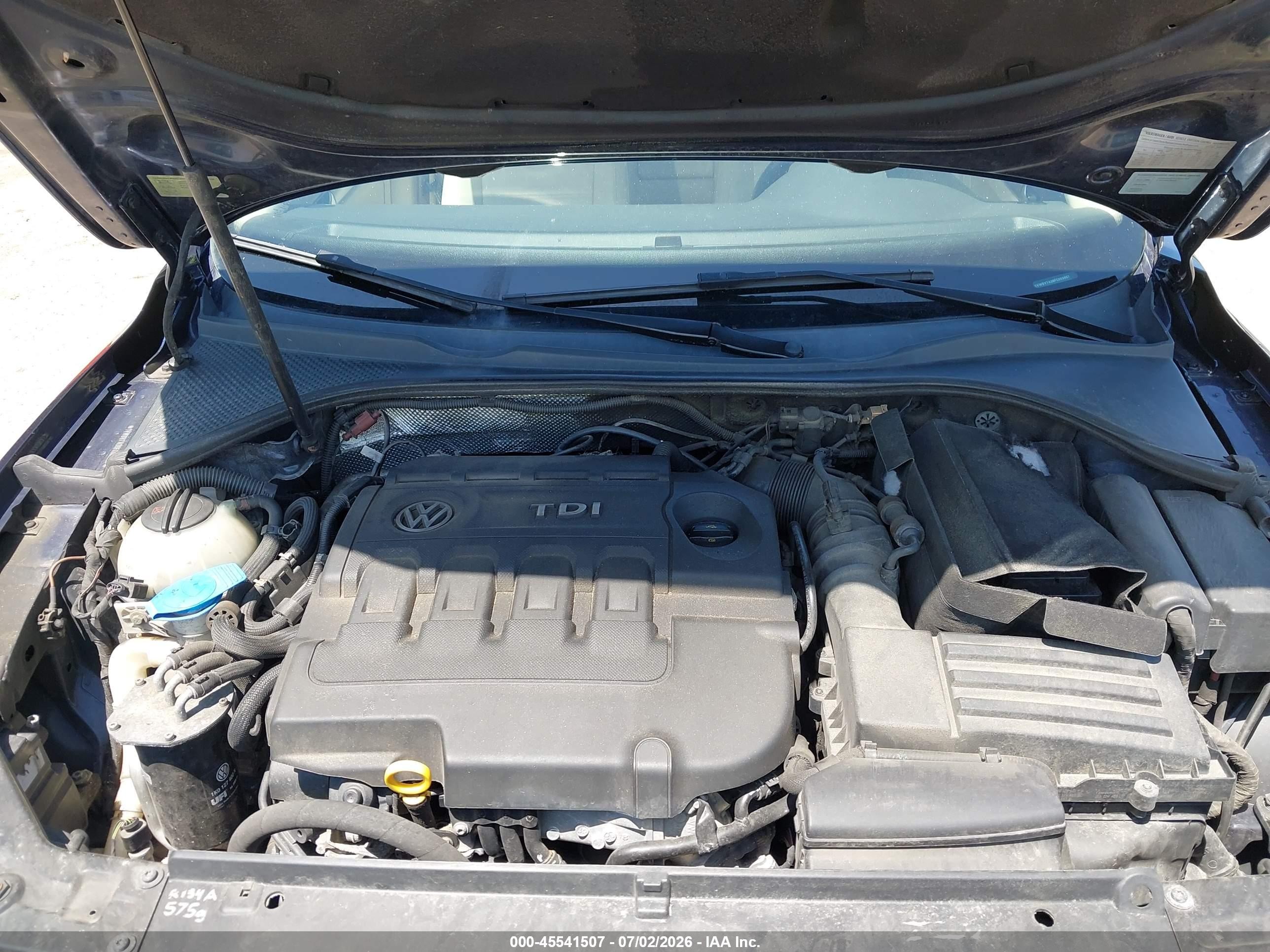 2015 Volkswagen Passat 2.0l Tdi Se Blue vin: 1VWBV7A38FC003857