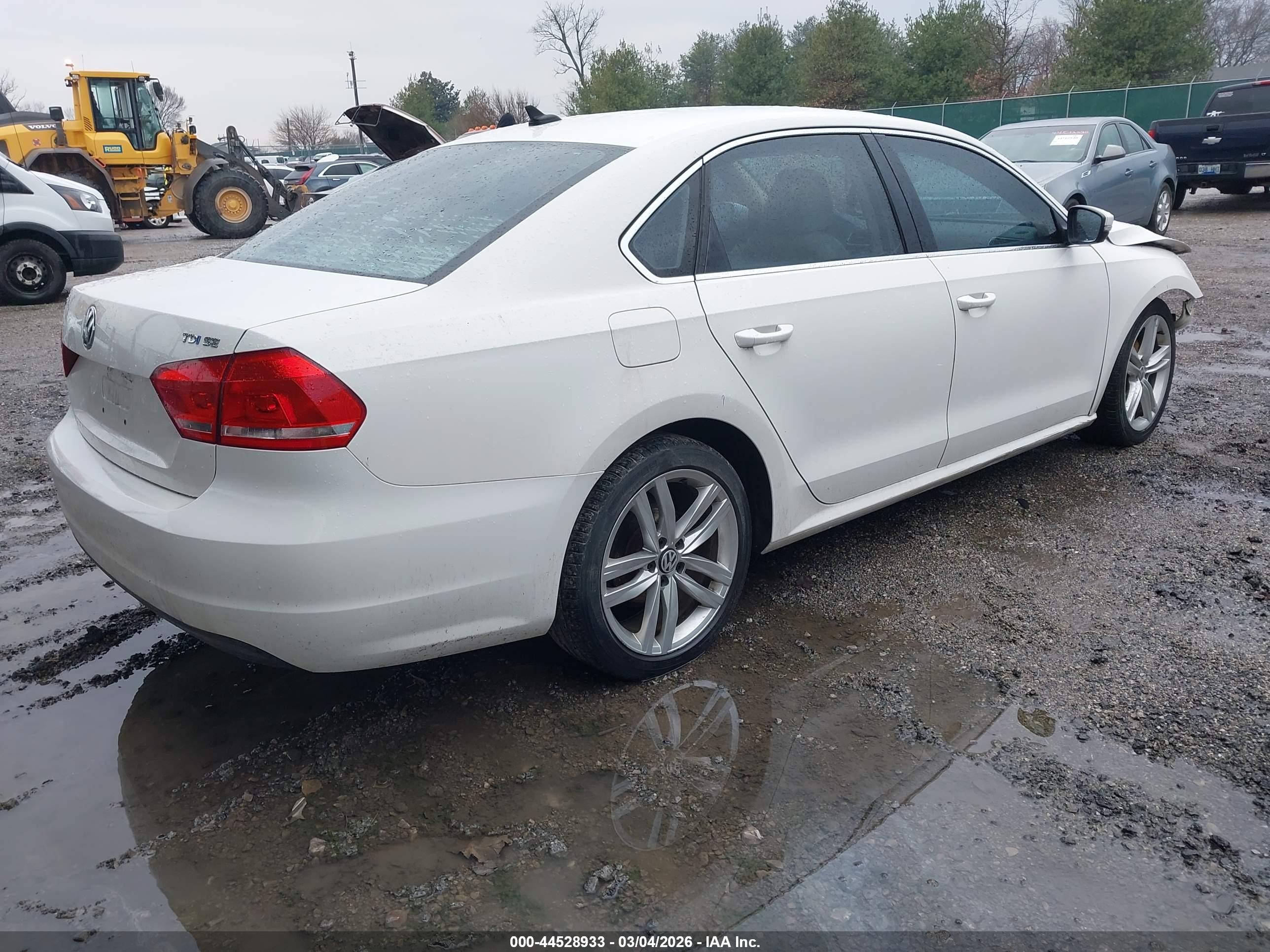 2015 Volkswagen Passat 2.0l Tdi Se White vin: 1VWBV7A39FC052694