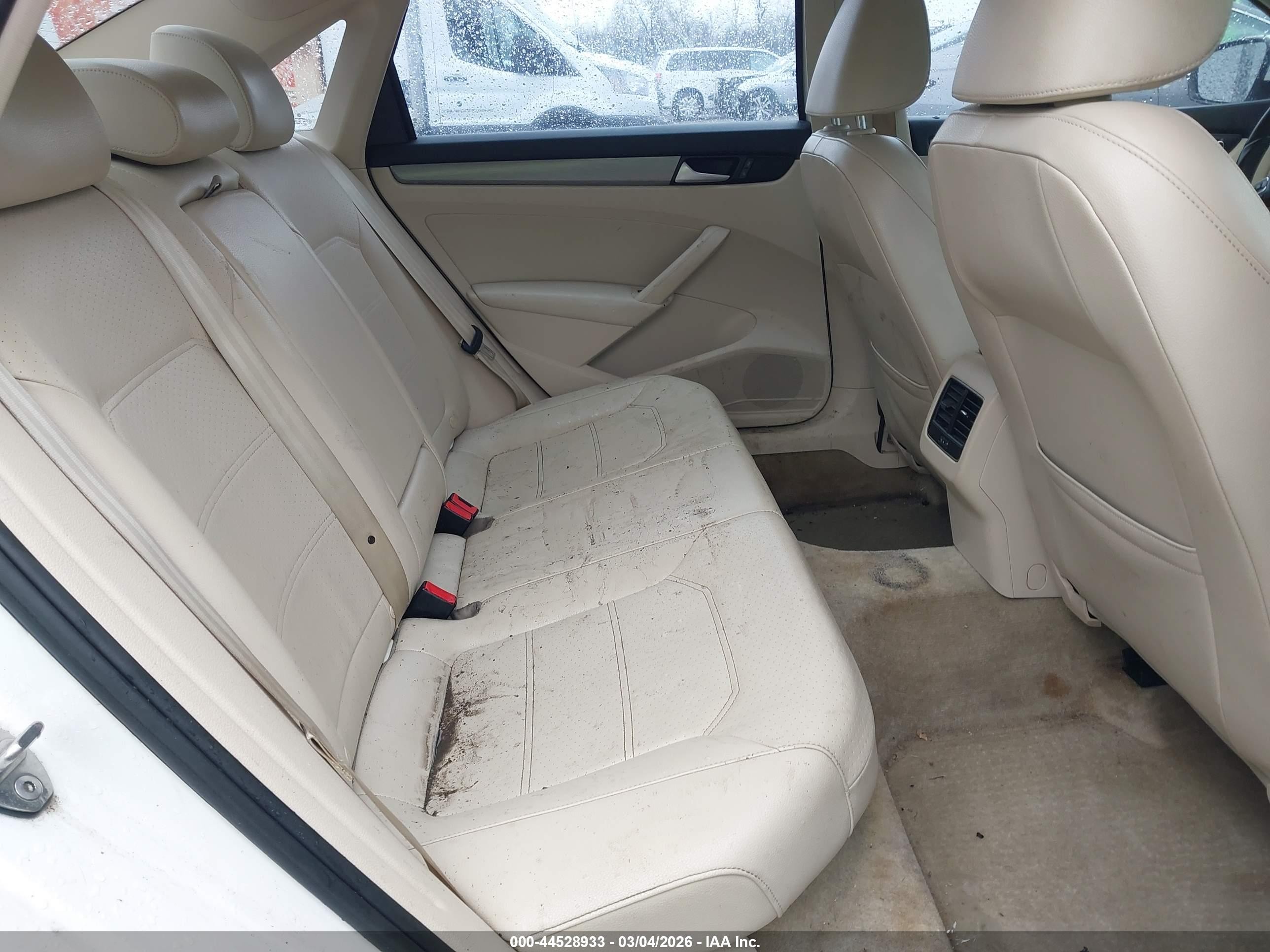 2015 Volkswagen Passat 2.0l Tdi Se White vin: 1VWBV7A39FC052694