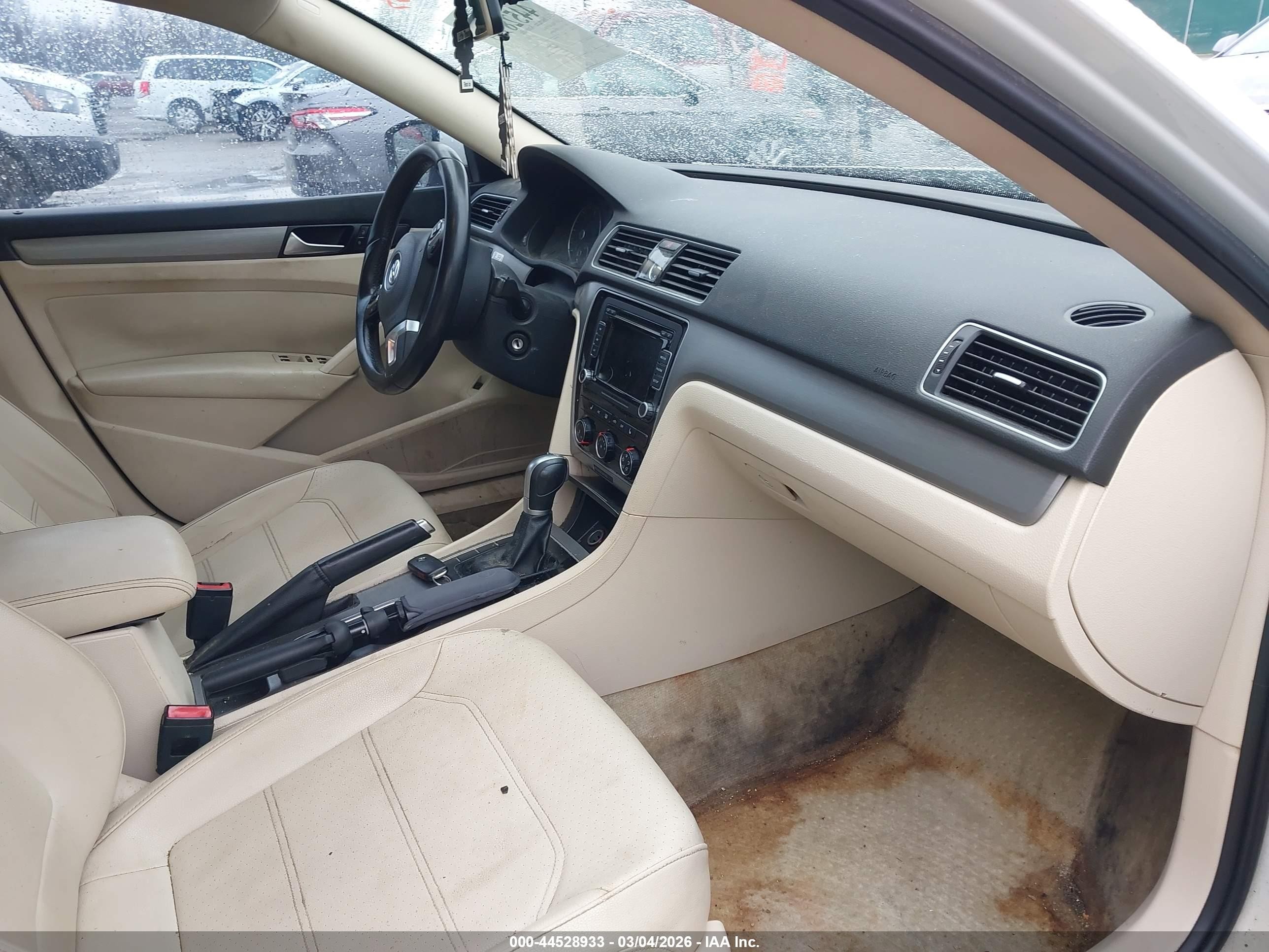 2015 Volkswagen Passat 2.0l Tdi Se White vin: 1VWBV7A39FC052694