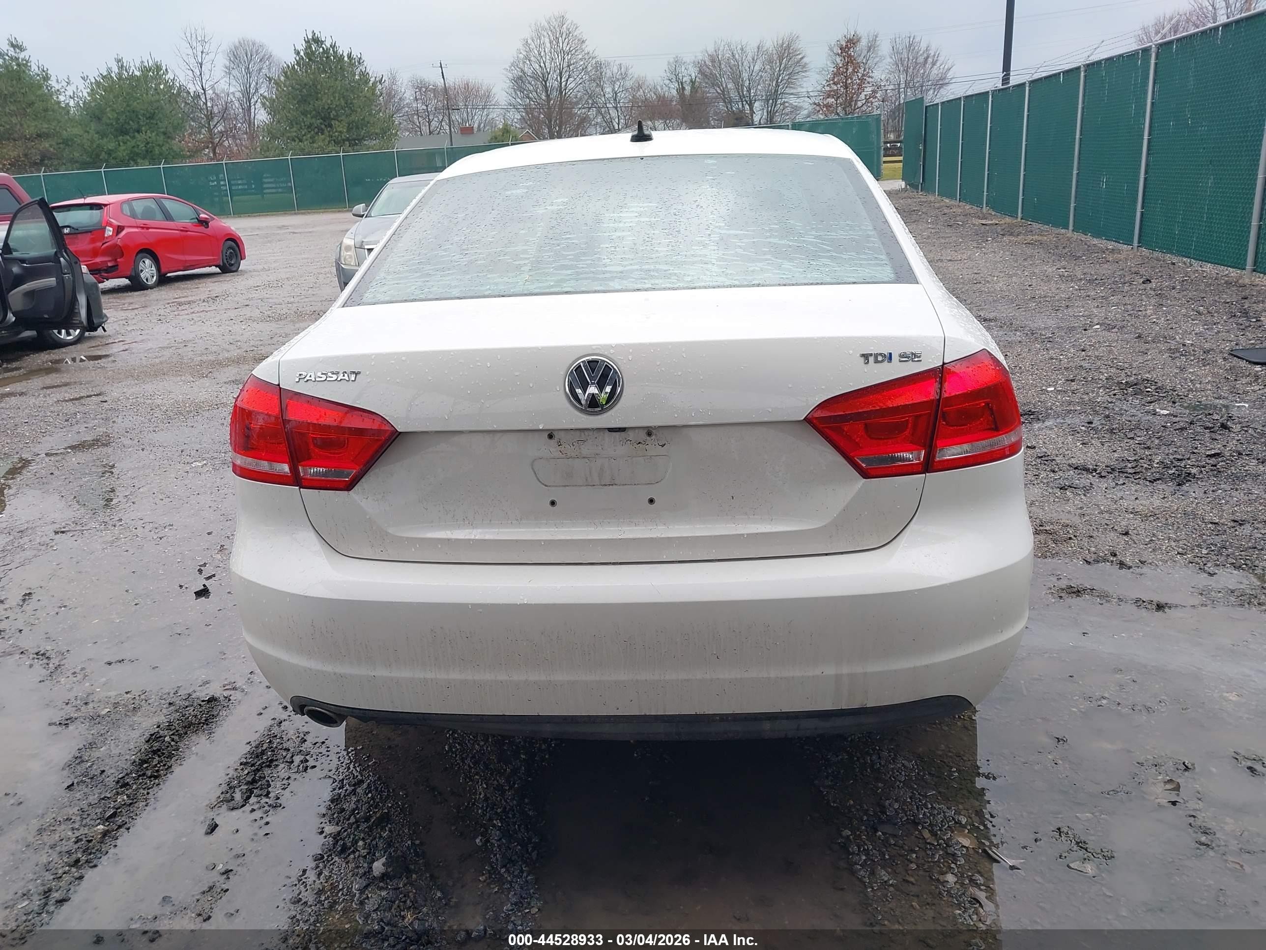 2015 Volkswagen Passat 2.0l Tdi Se White vin: 1VWBV7A39FC052694