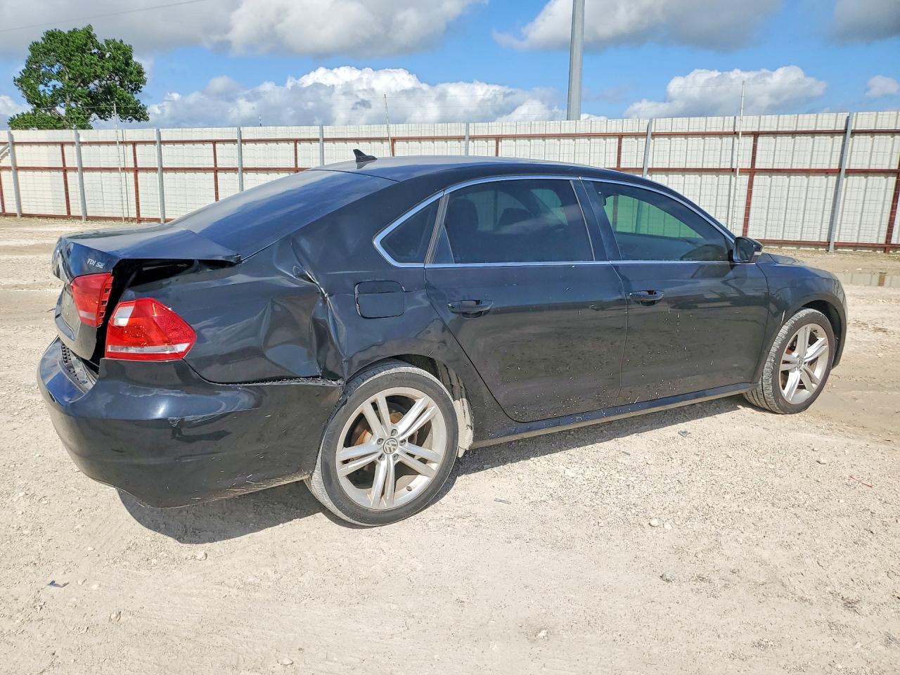 2015 Volkswagen Passat Se Black vin: 1VWBV7A3XFC093920