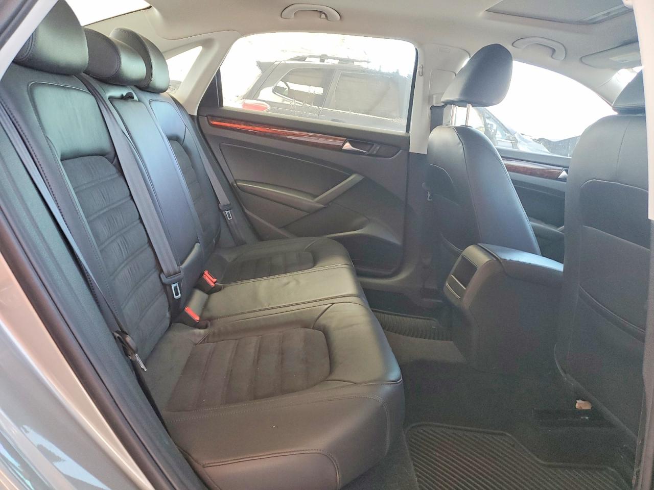 2012 Volkswagen Passat Sel Silver vin: 1VWCH7A30CC109565