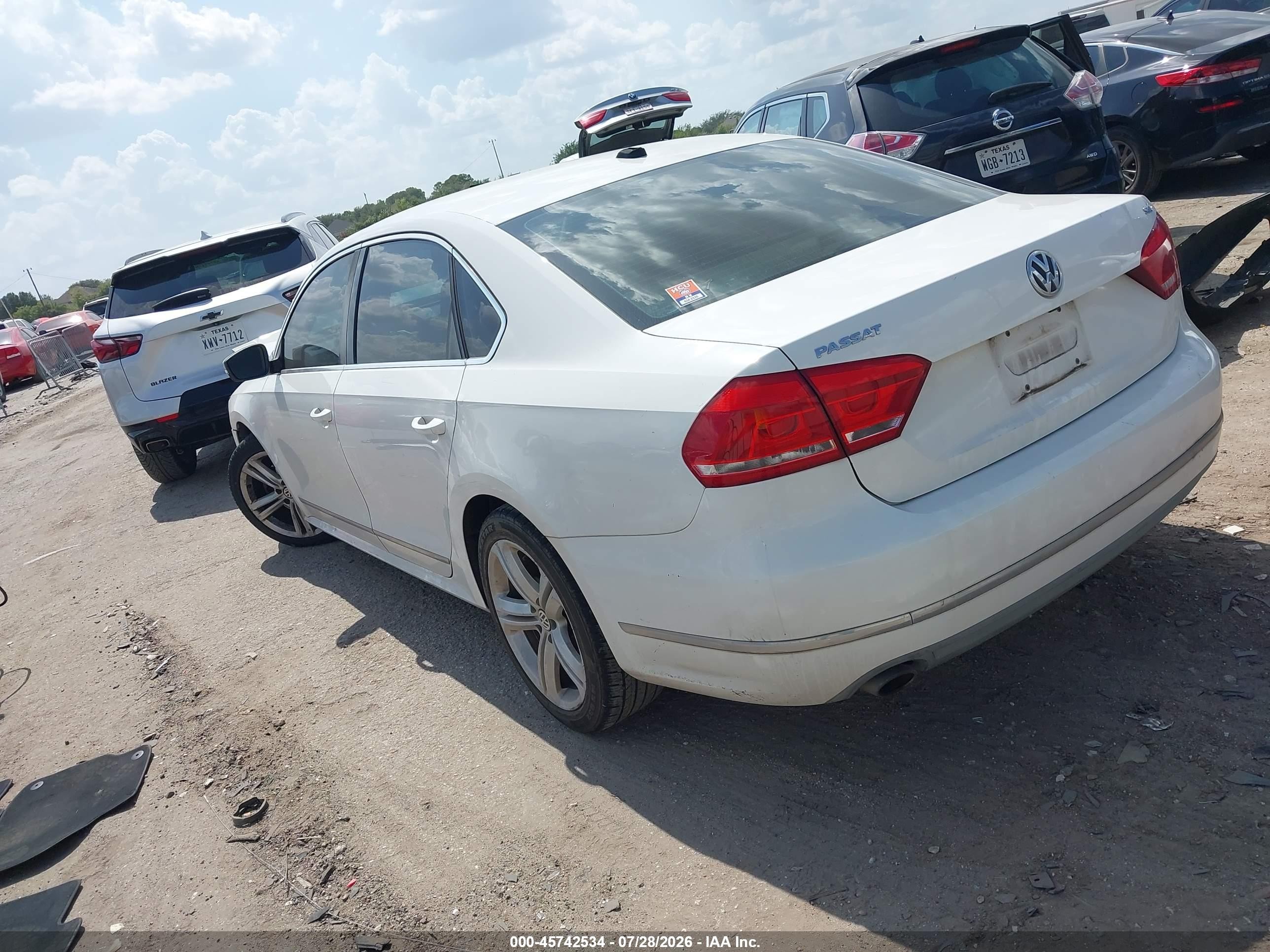 2013 Volkswagen Passat 2.5l Sel Белый vin: 1VWCH7A33DC021529