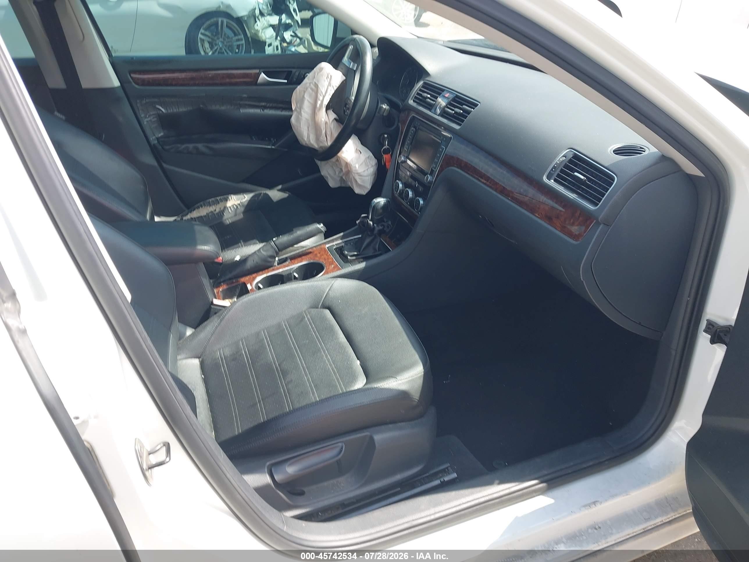 2013 Volkswagen Passat 2.5l Sel Белый vin: 1VWCH7A33DC021529