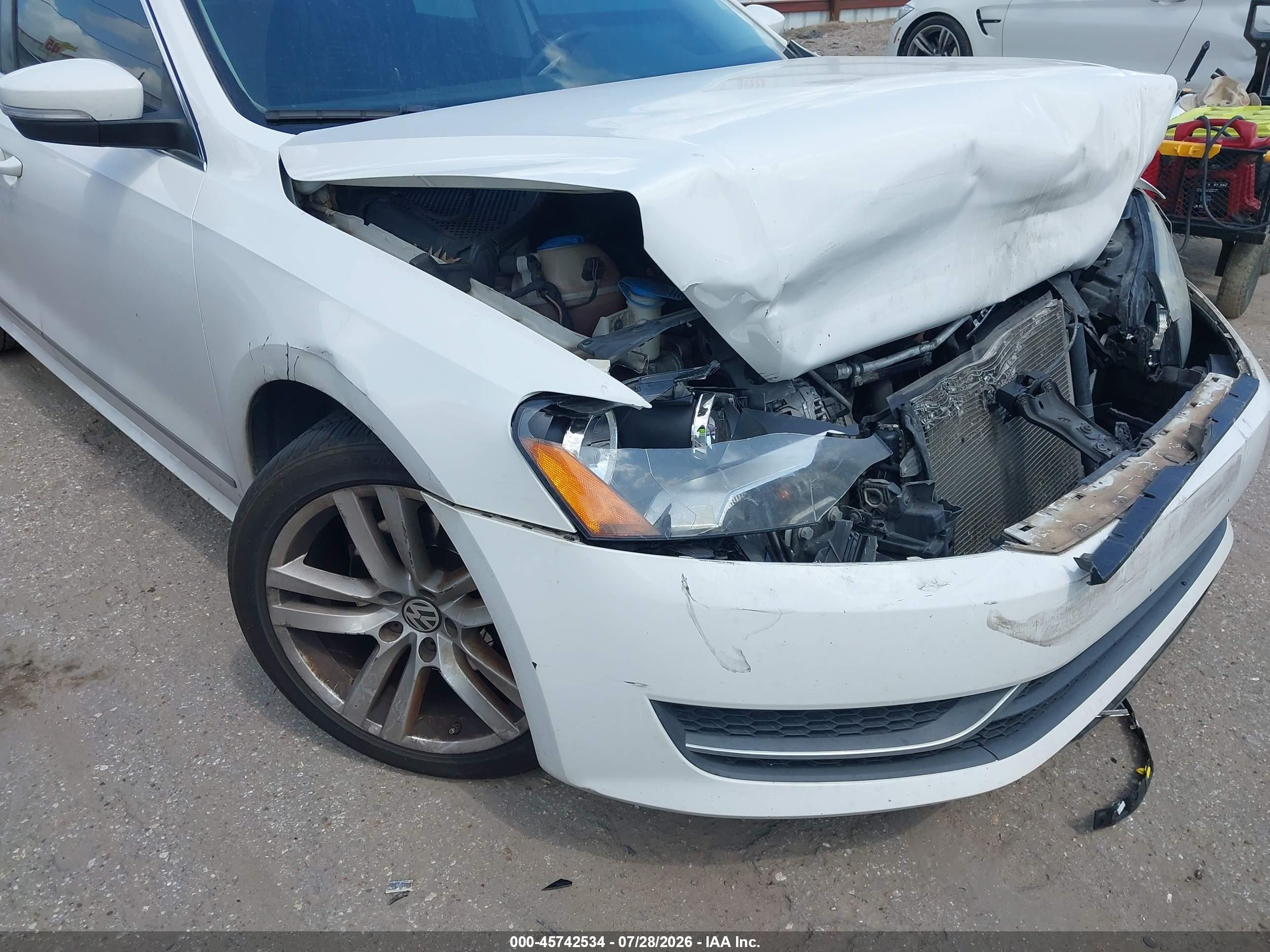 2013 Volkswagen Passat 2.5l Sel Белый vin: 1VWCH7A33DC021529