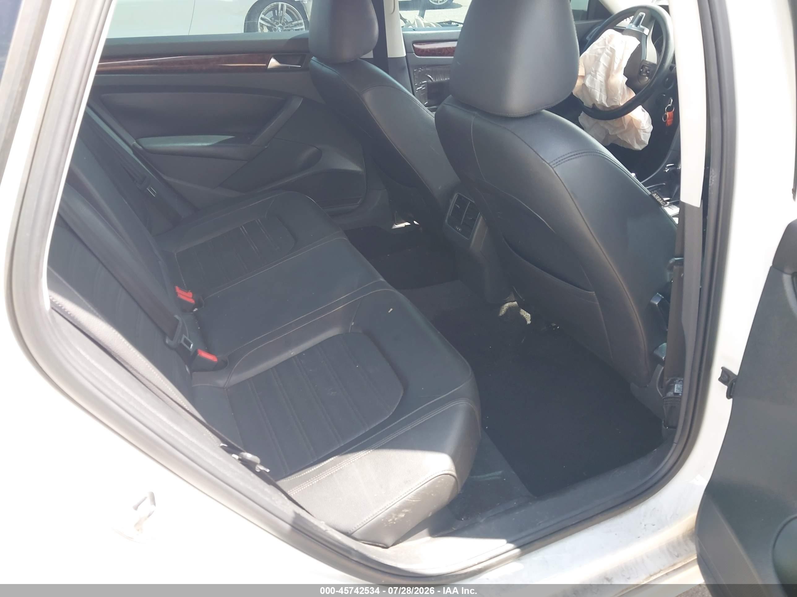 2013 Volkswagen Passat 2.5l Sel Белый vin: 1VWCH7A33DC021529