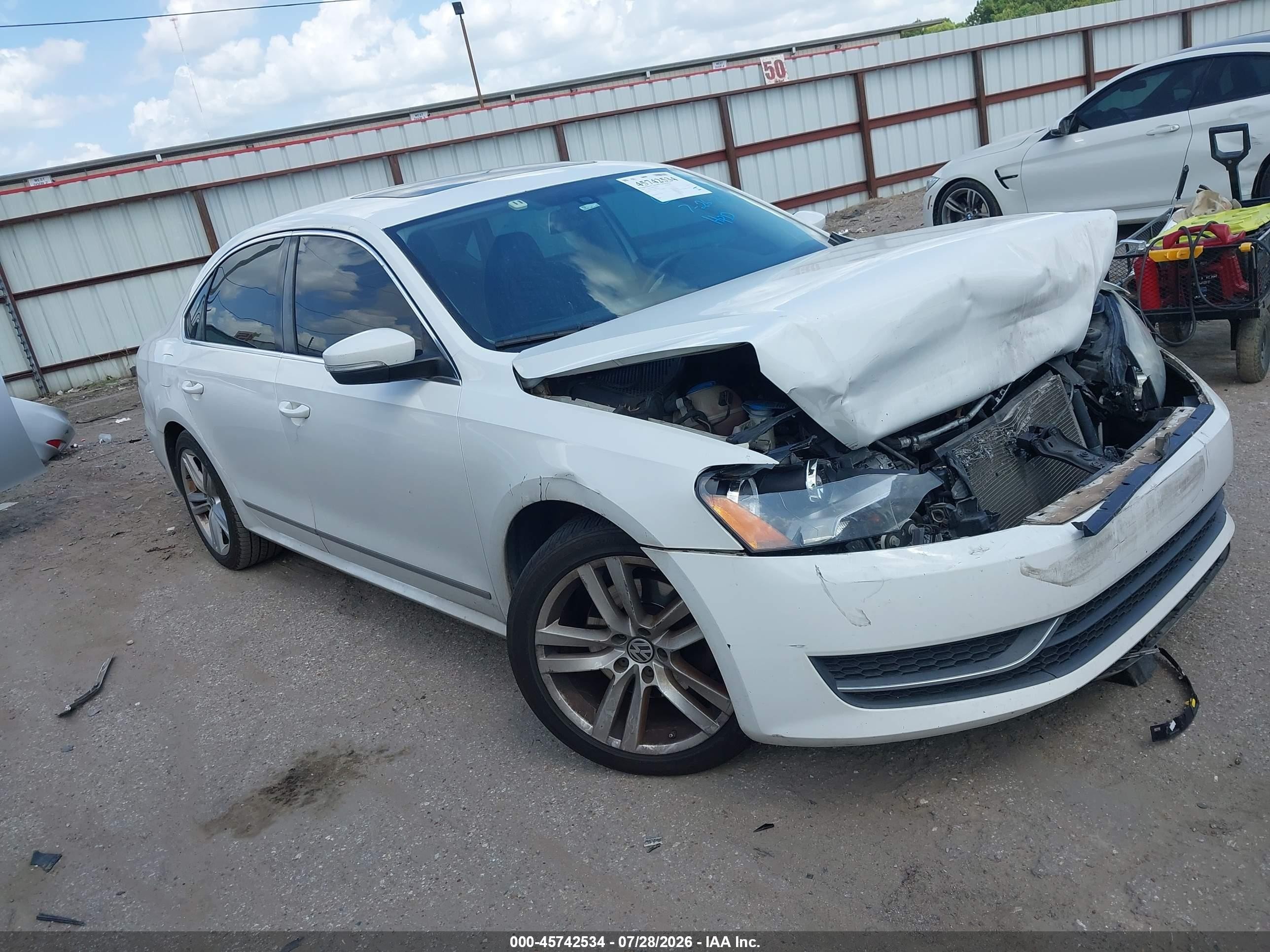 2013 Volkswagen Passat 2.5l Sel Белый vin: 1VWCH7A33DC021529