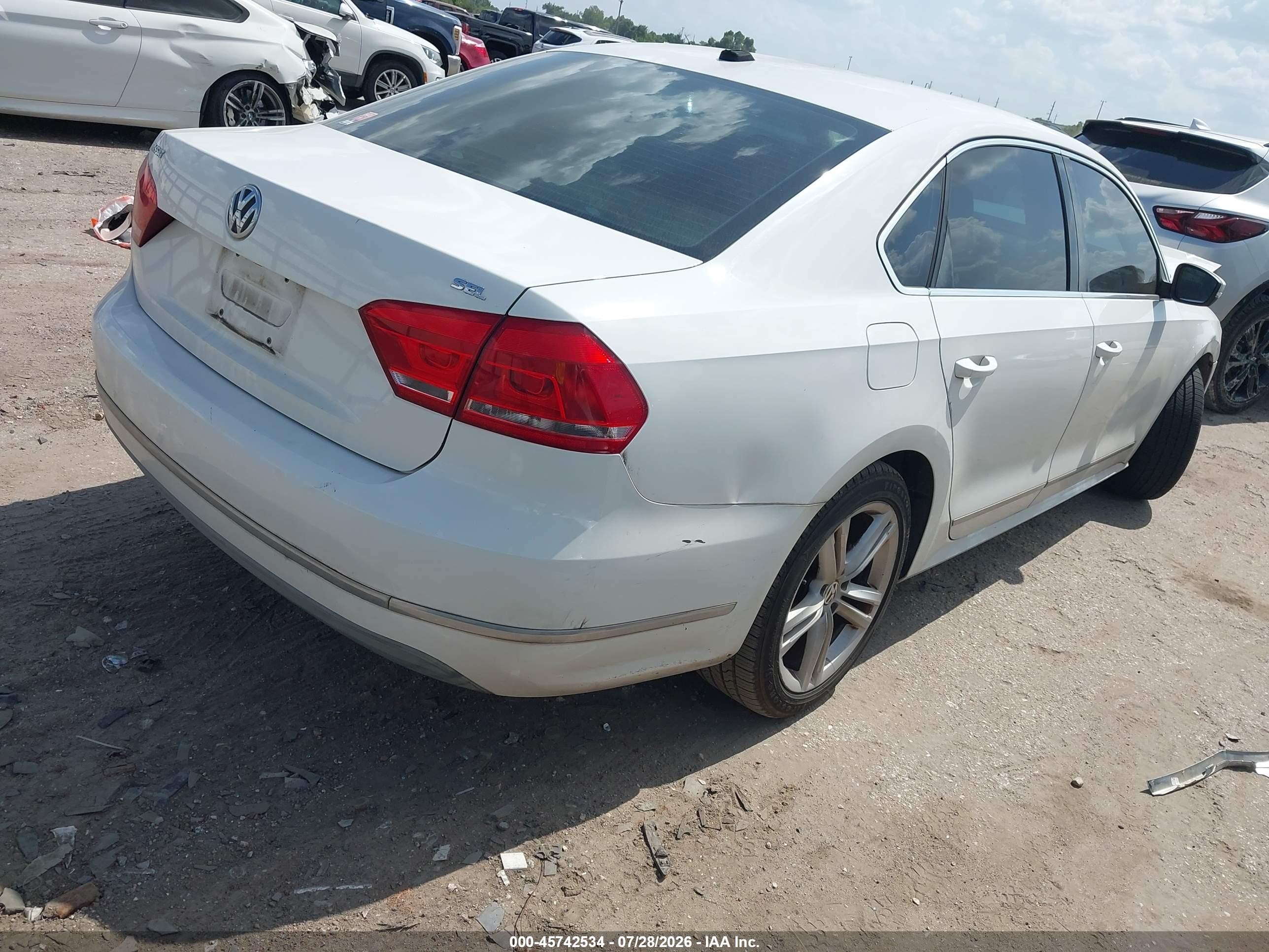 2013 Volkswagen Passat 2.5l Sel Белый vin: 1VWCH7A33DC021529