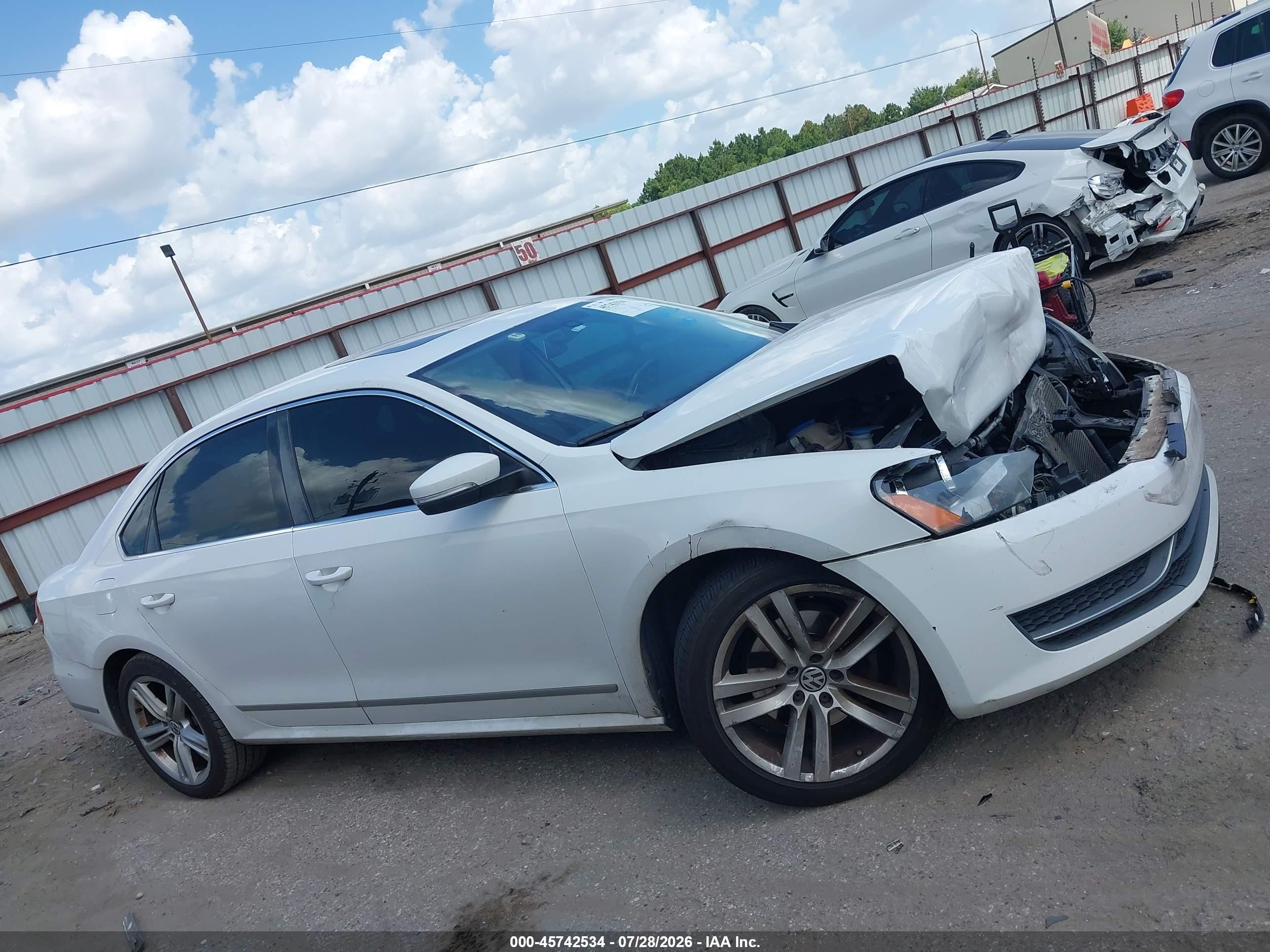 2013 Volkswagen Passat 2.5l Sel Белый vin: 1VWCH7A33DC021529