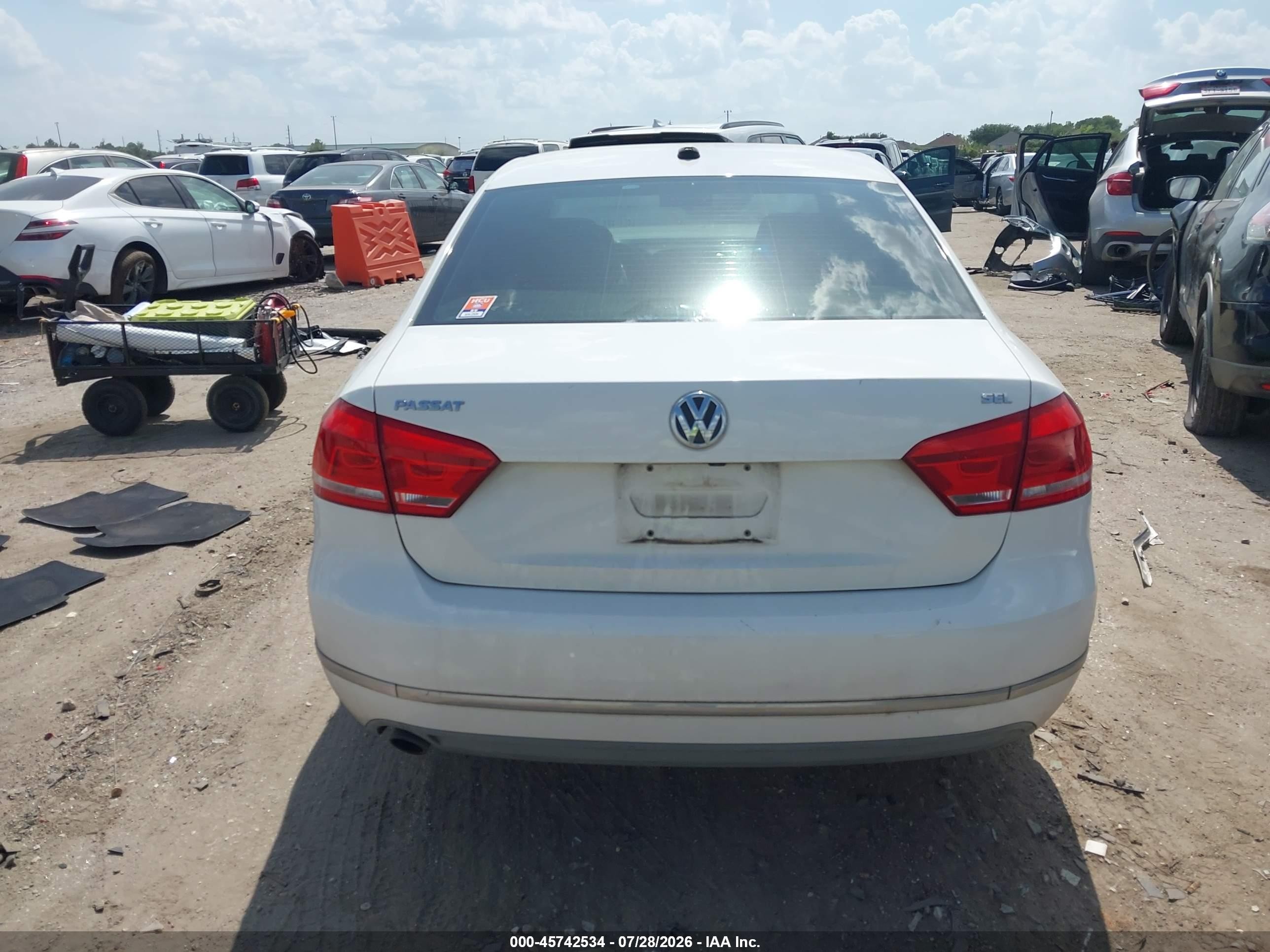2013 Volkswagen Passat 2.5l Sel Белый vin: 1VWCH7A33DC021529