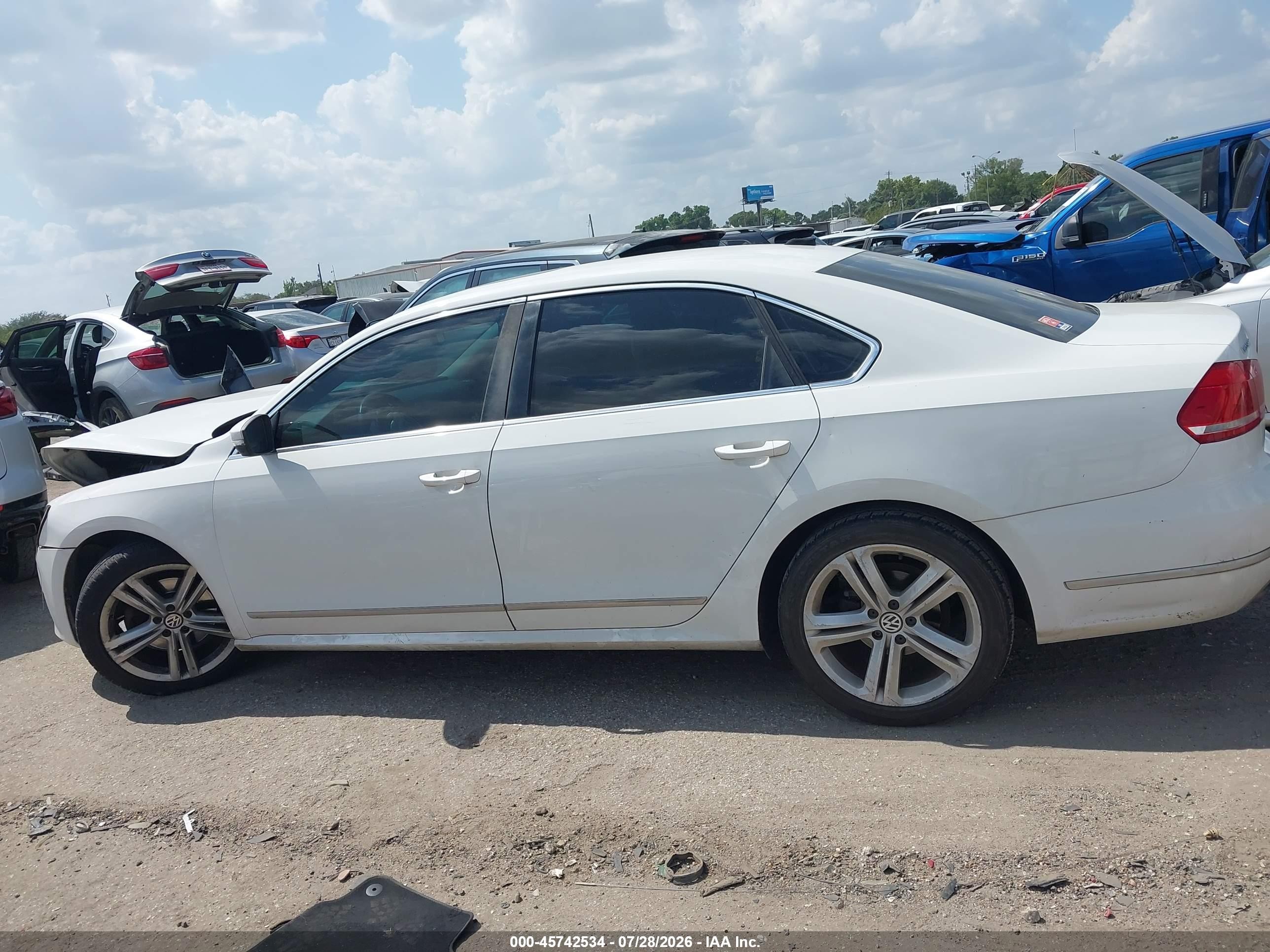 2013 Volkswagen Passat 2.5l Sel Белый vin: 1VWCH7A33DC021529