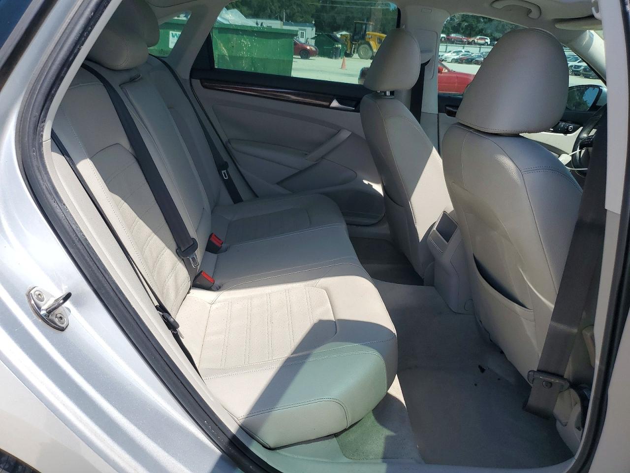 2012 Volkswagen Passat Sel Silver vin: 1VWCH7A37CC072420