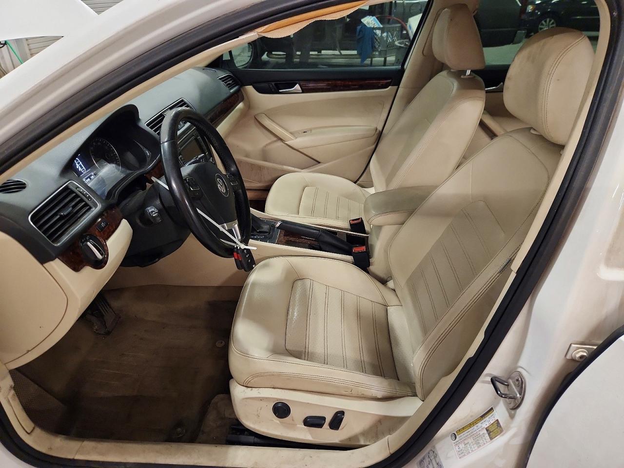 2012 Volkswagen Passat Sel Белый vin: 1VWCH7A38CC040110