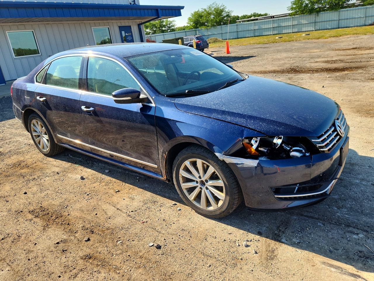 2013 Volkswagen Passat Sel Blue vin: 1VWCH7A38DC058043