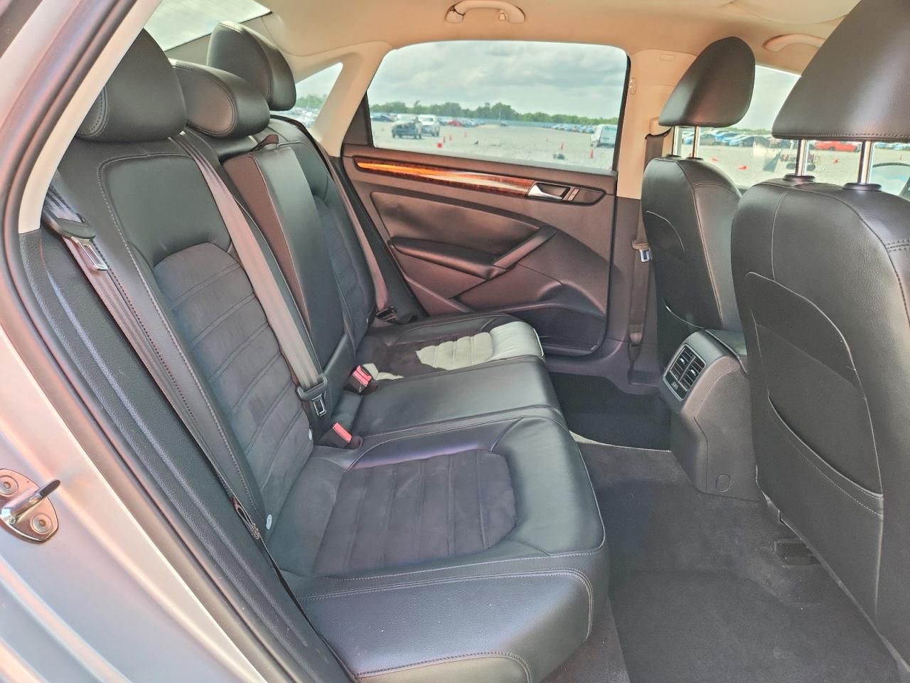 2013 Volkswagen Passat Sel Silver vin: 1VWCH7A39DC039713