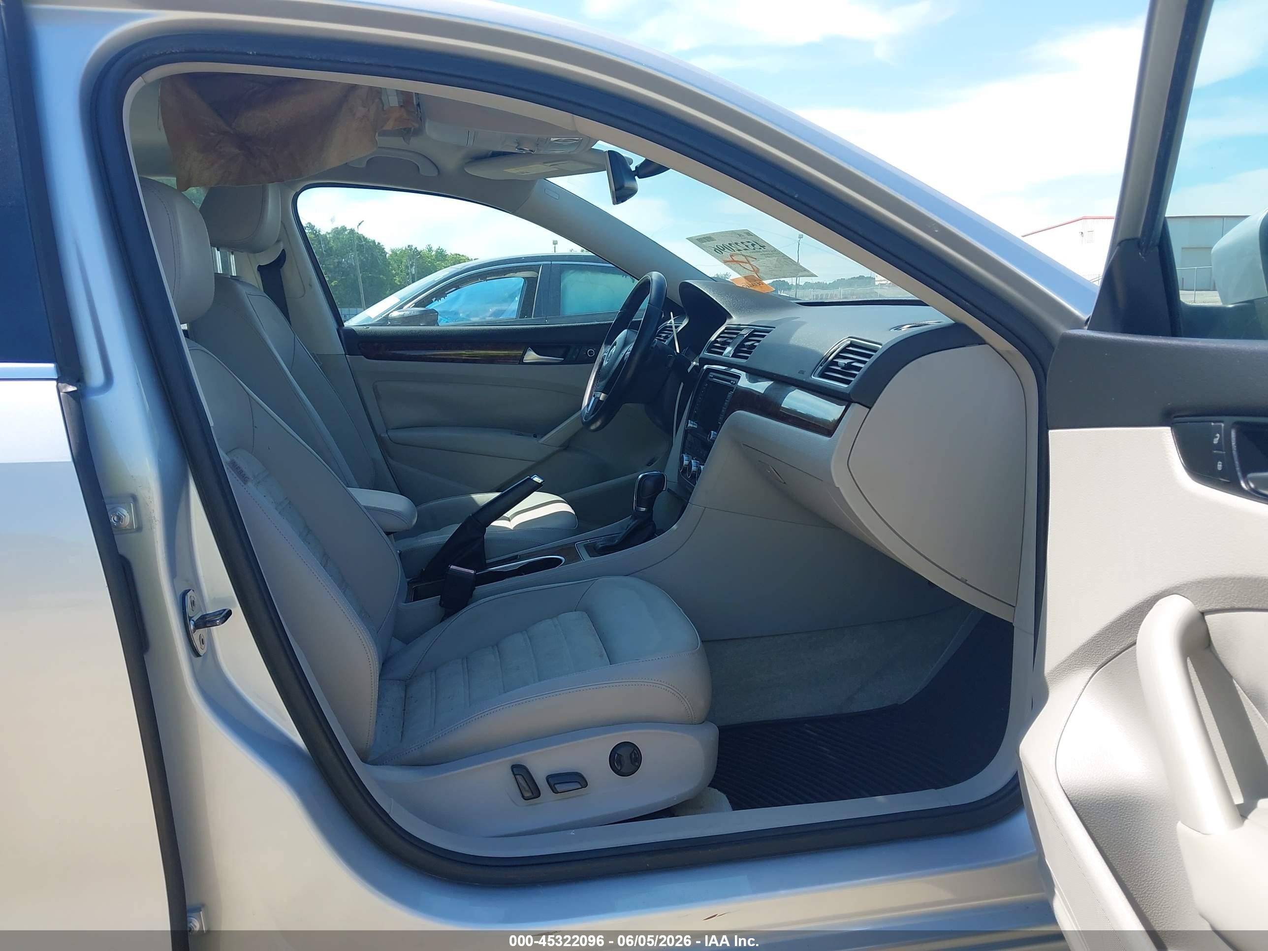 2013 Volkswagen Passat 3.6l V6 Sel Premium Silver vin: 1VWCM7A32DC023896