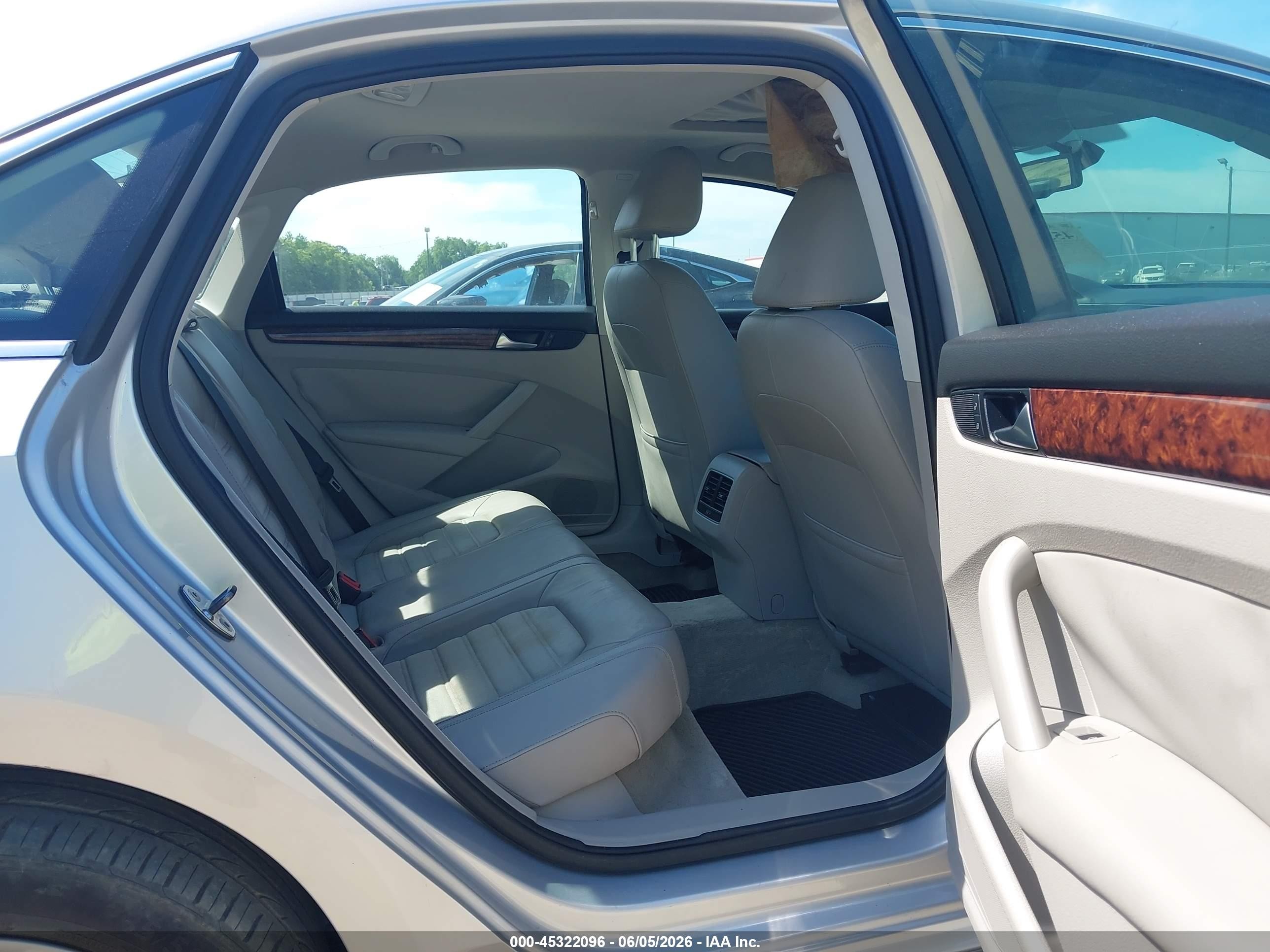 2013 Volkswagen Passat 3.6l V6 Sel Premium Silver vin: 1VWCM7A32DC023896