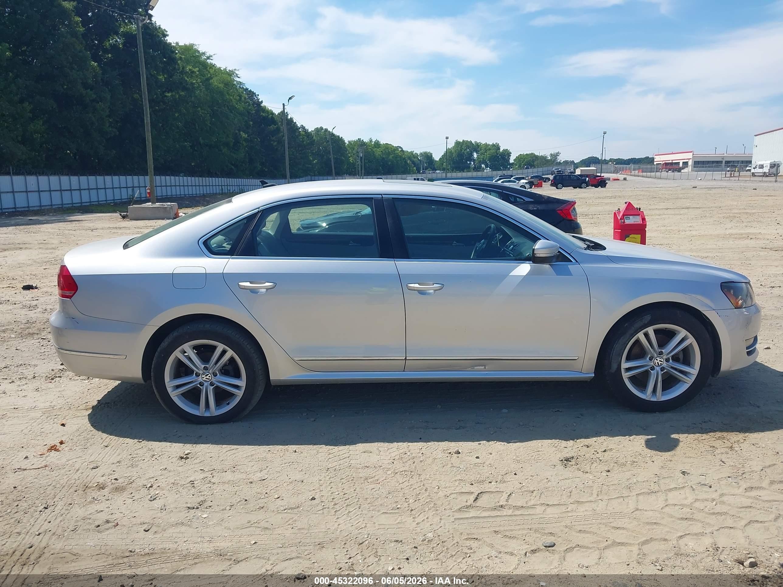 2013 Volkswagen Passat 3.6l V6 Sel Premium Silver vin: 1VWCM7A32DC023896