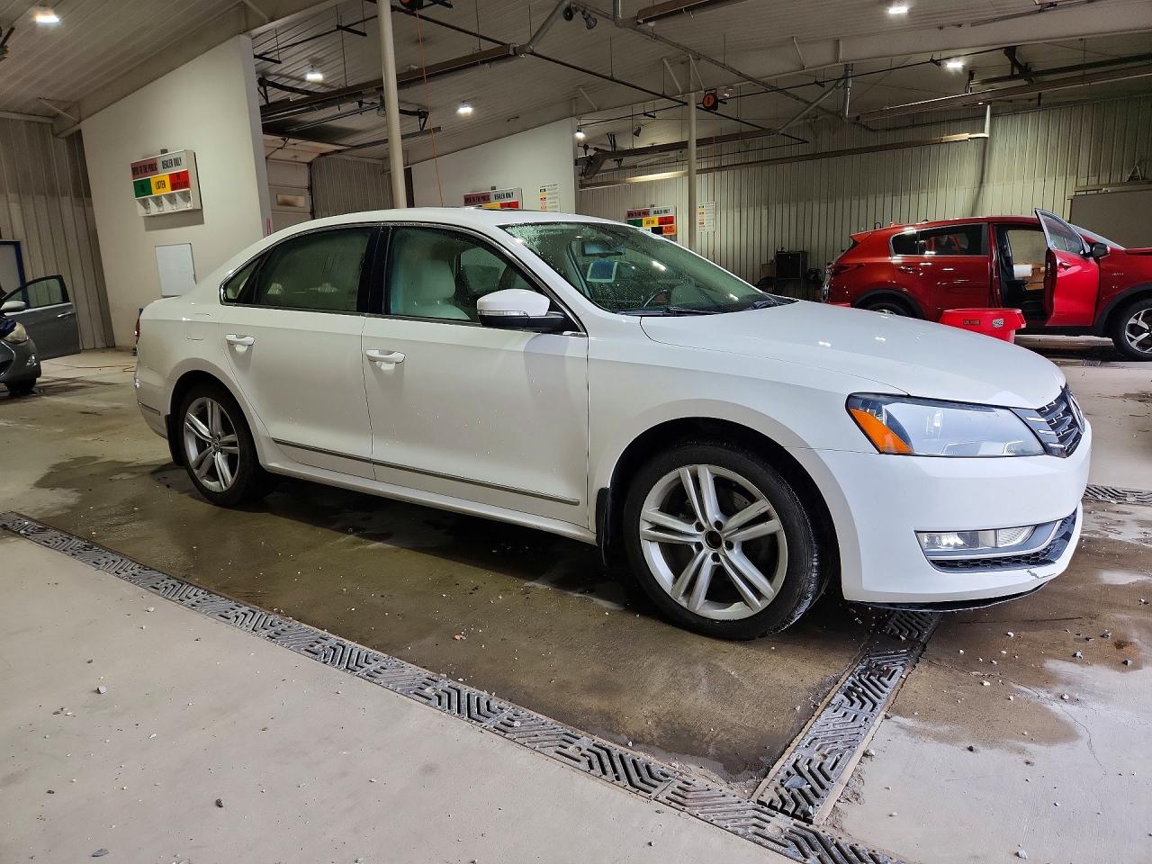 2014 Volkswagen Passat Sel White vin: 1VWCM7A34EC023786