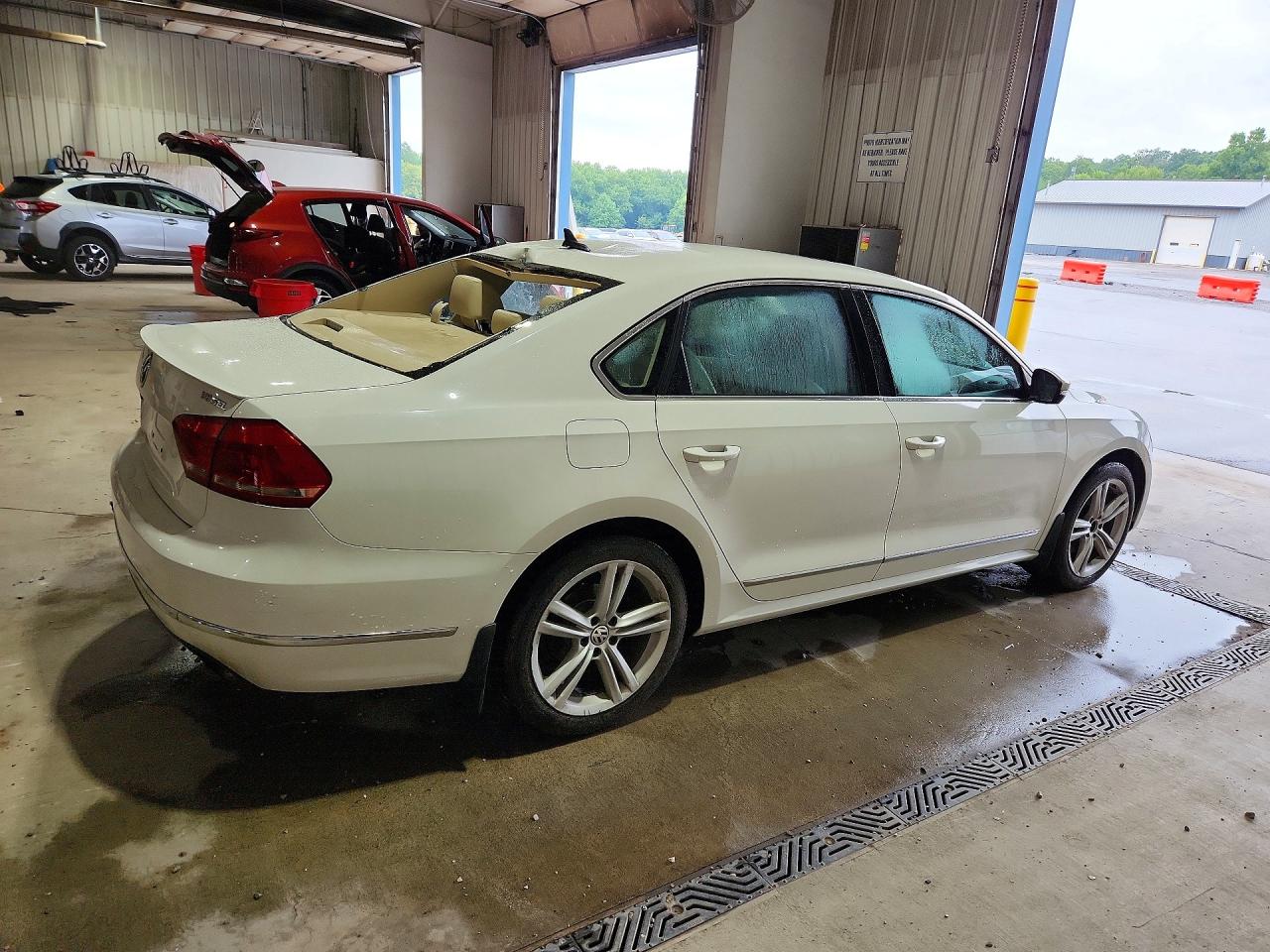 2014 Volkswagen Passat Sel White vin: 1VWCM7A34EC023786