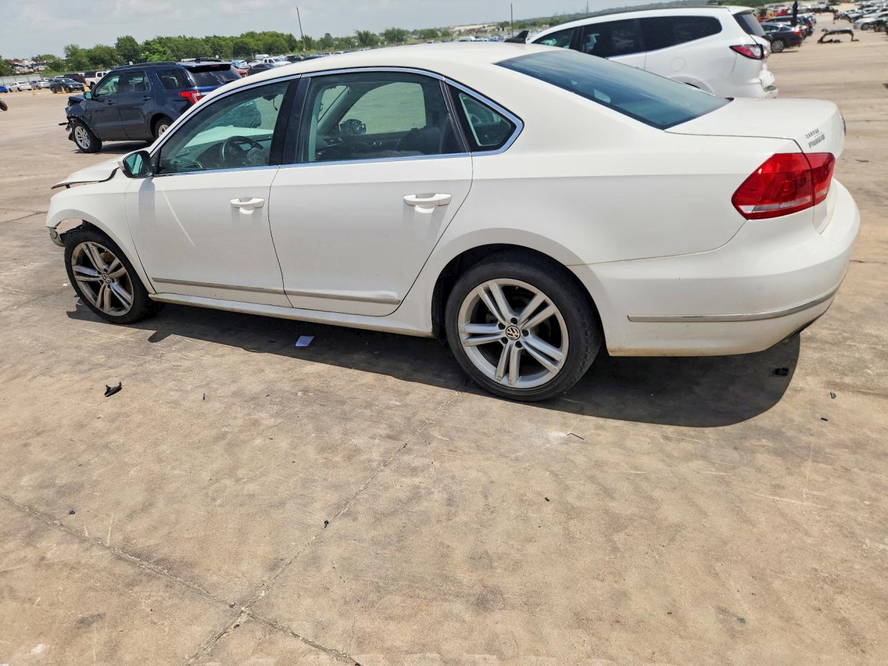 2013 Volkswagen Passat Sel White vin: 1VWCM7A36DC044508