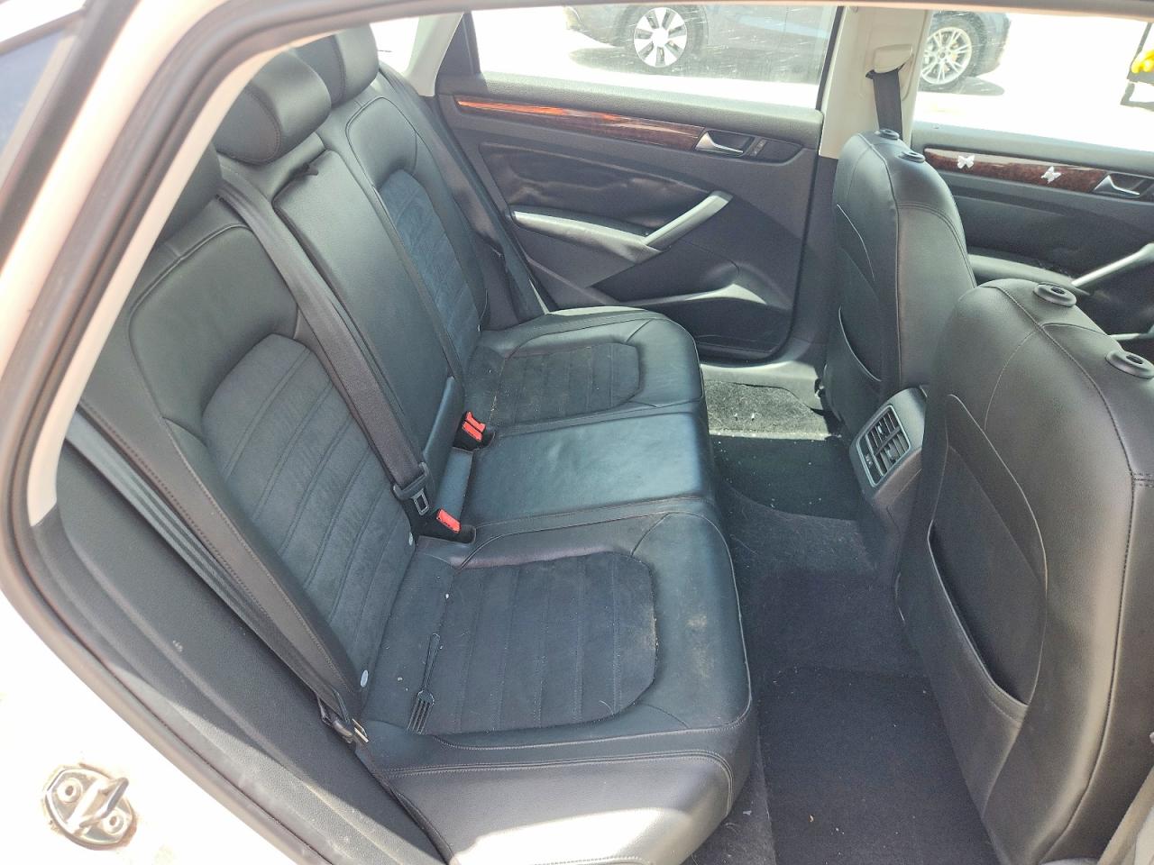2013 Volkswagen Passat Sel White vin: 1VWCM7A36DC044508