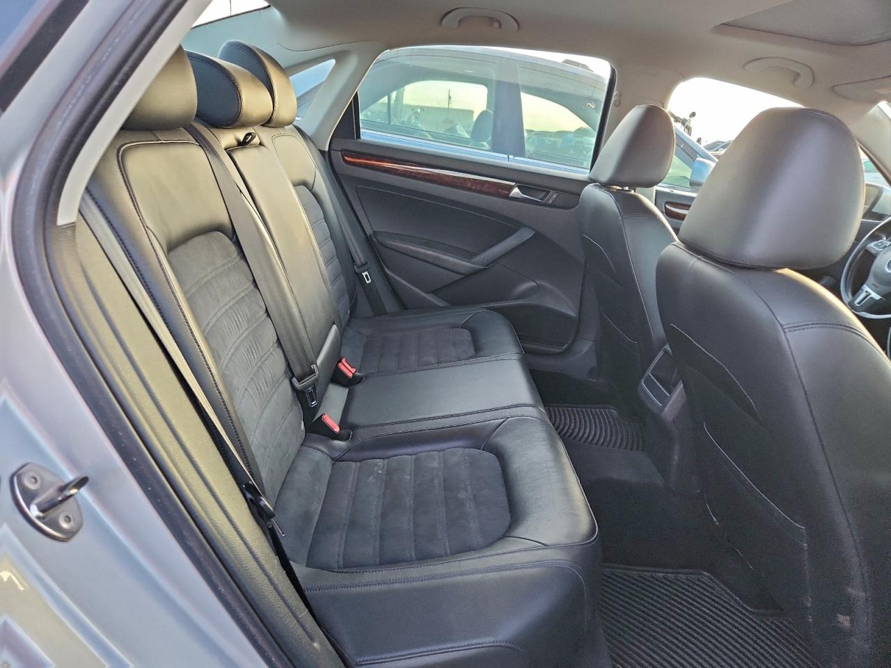2012 Volkswagen Passat Silver vin: 1VWCM7A37CC021575