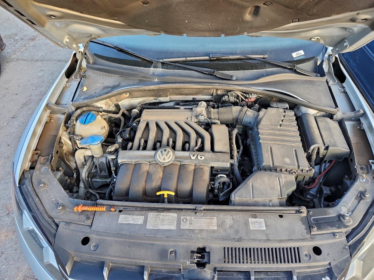 2012 Volkswagen Passat Silver vin: 1VWCM7A37CC021575