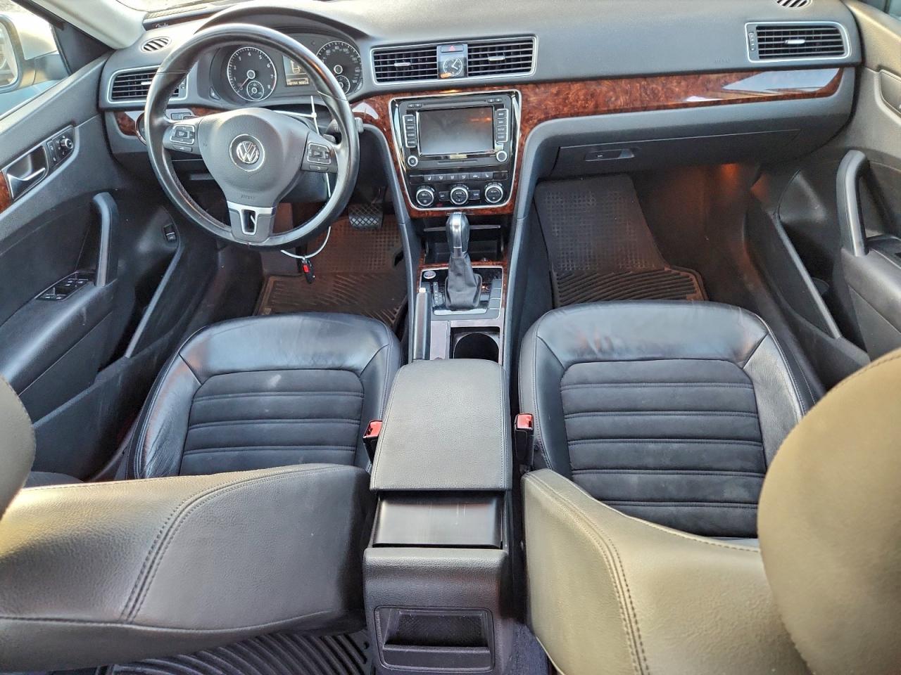 2012 Volkswagen Passat Silver vin: 1VWCM7A37CC021575