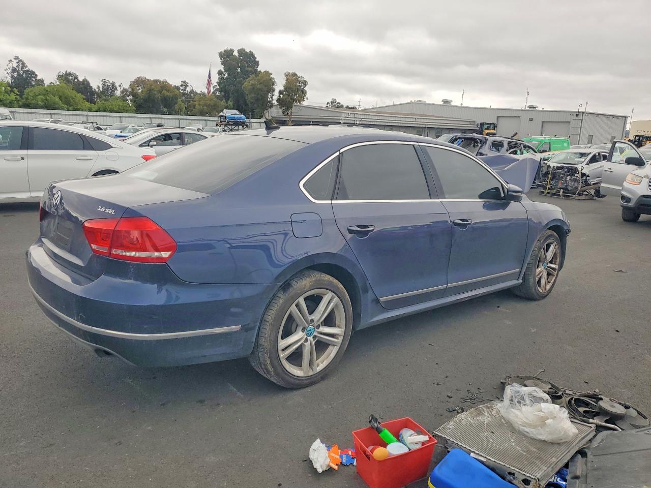 2012 Volkswagen Passat Sel Синий vin: 1VWCM7A37CC061333
