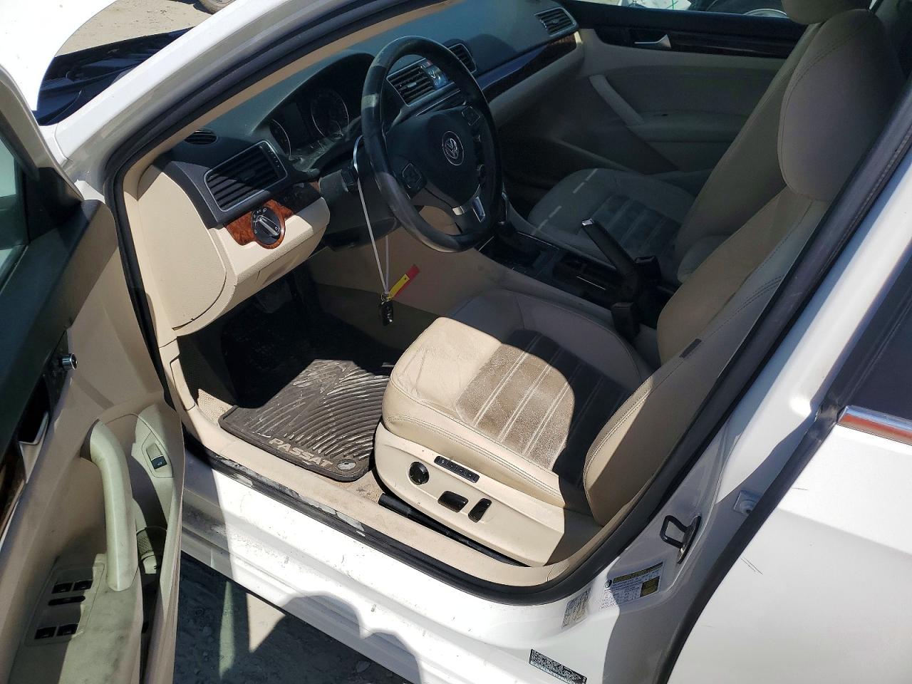 2012 Volkswagen Passat Sel White vin: 1VWCM7A39CC079431