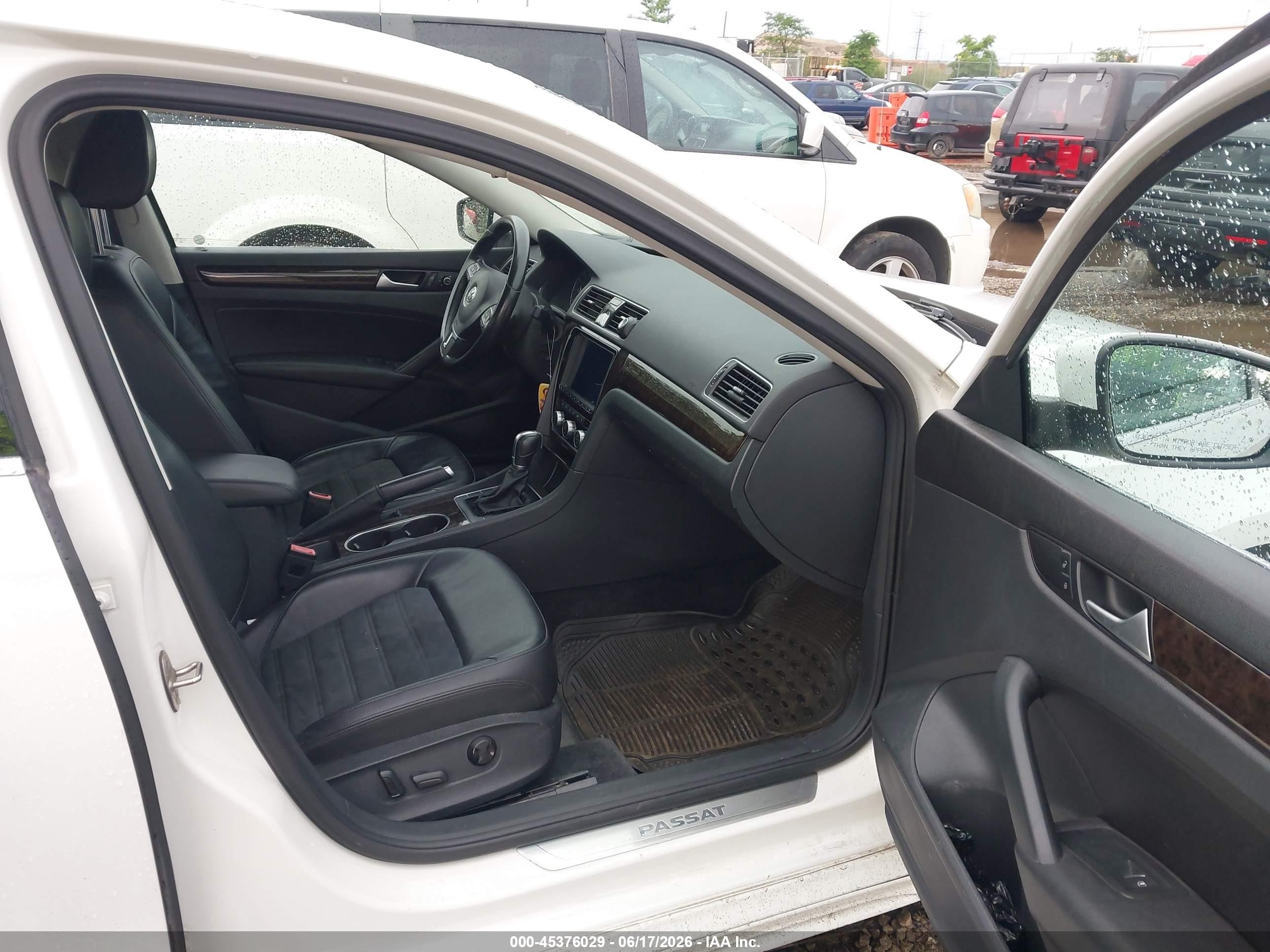2015 Volkswagen Passat 3.6l V6 Sel Premium White vin: 1VWCM7A39FC083838
