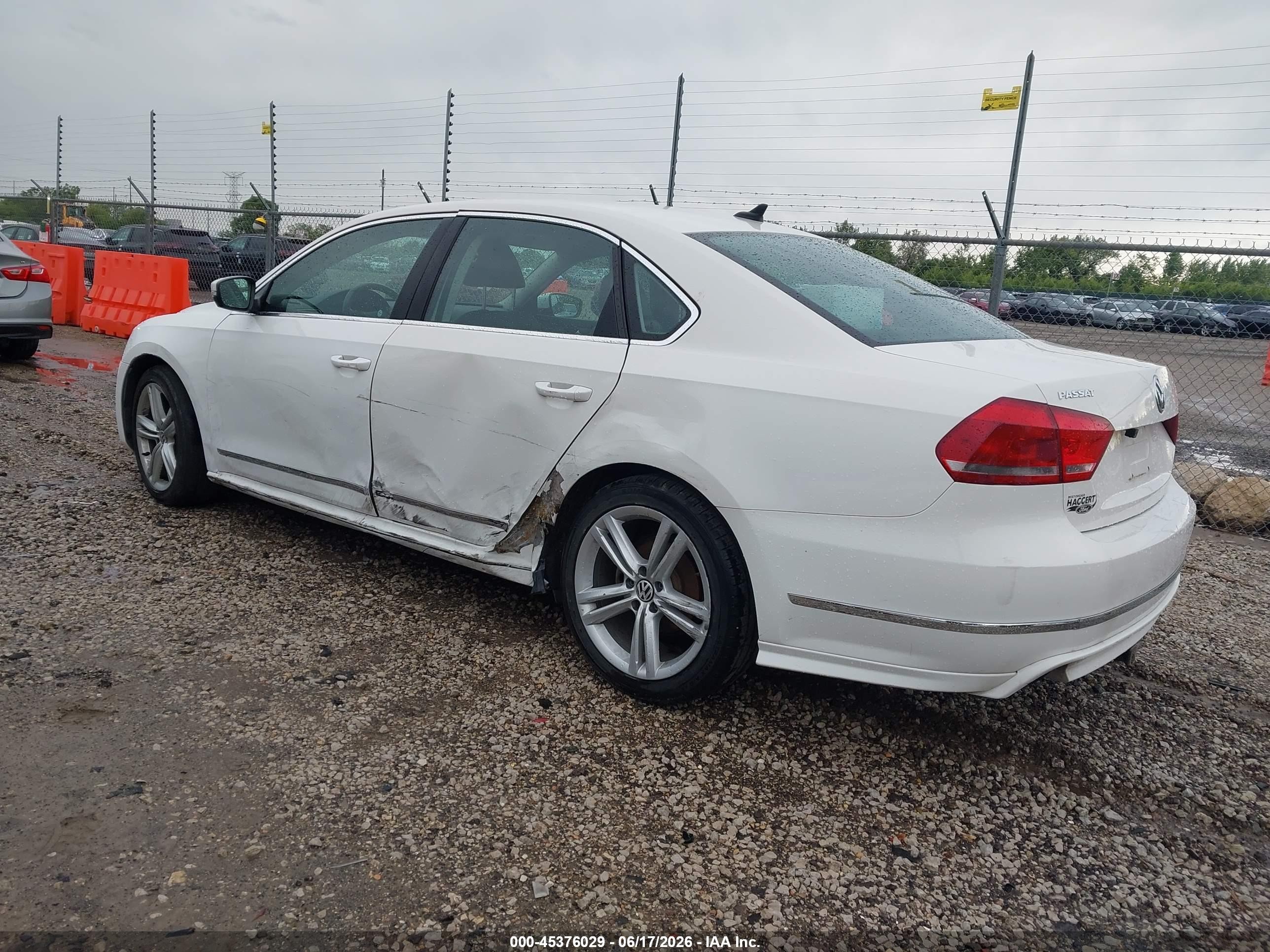 2015 Volkswagen Passat 3.6l V6 Sel Premium White vin: 1VWCM7A39FC083838