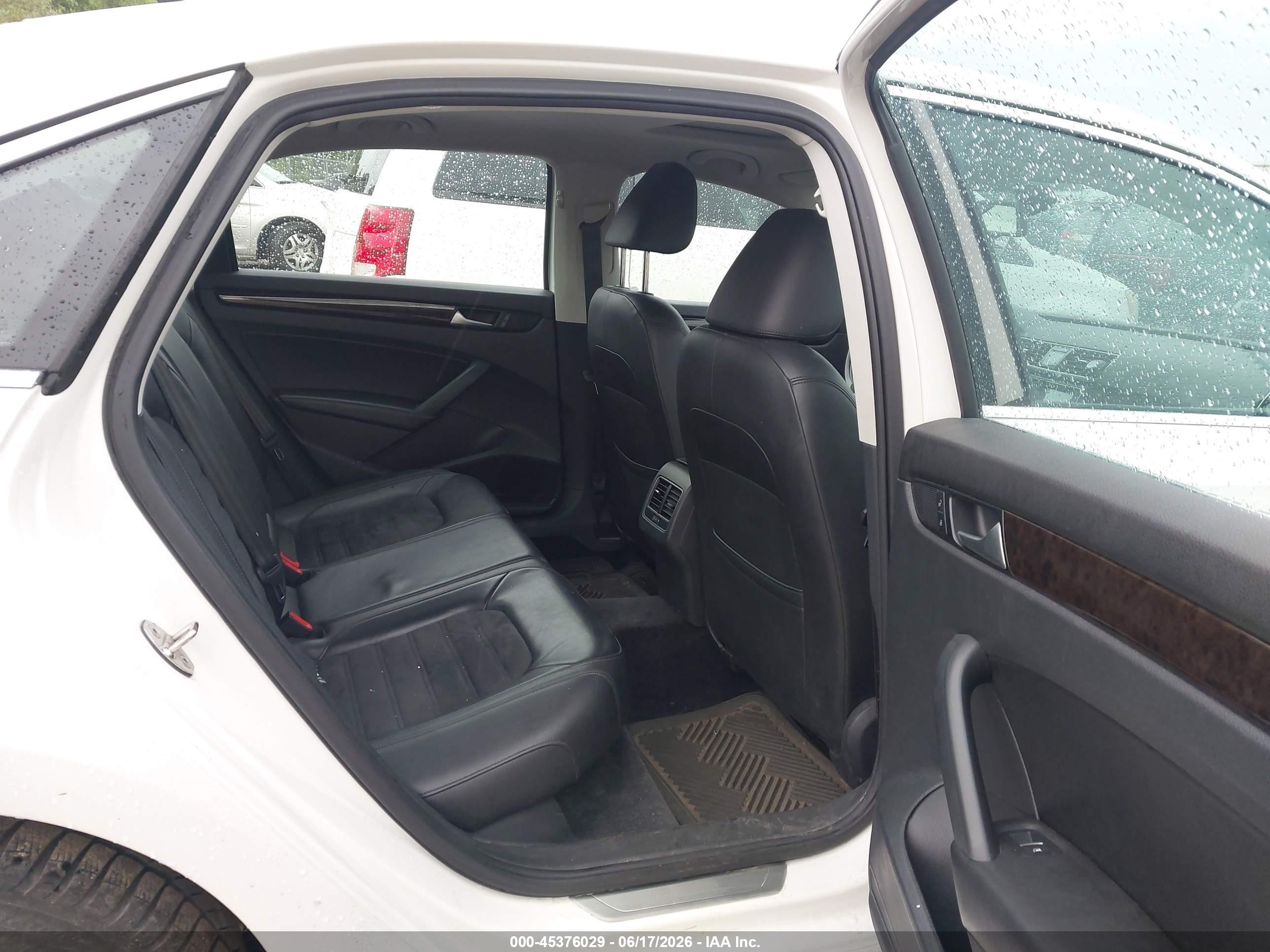 2015 Volkswagen Passat 3.6l V6 Sel Premium White vin: 1VWCM7A39FC083838